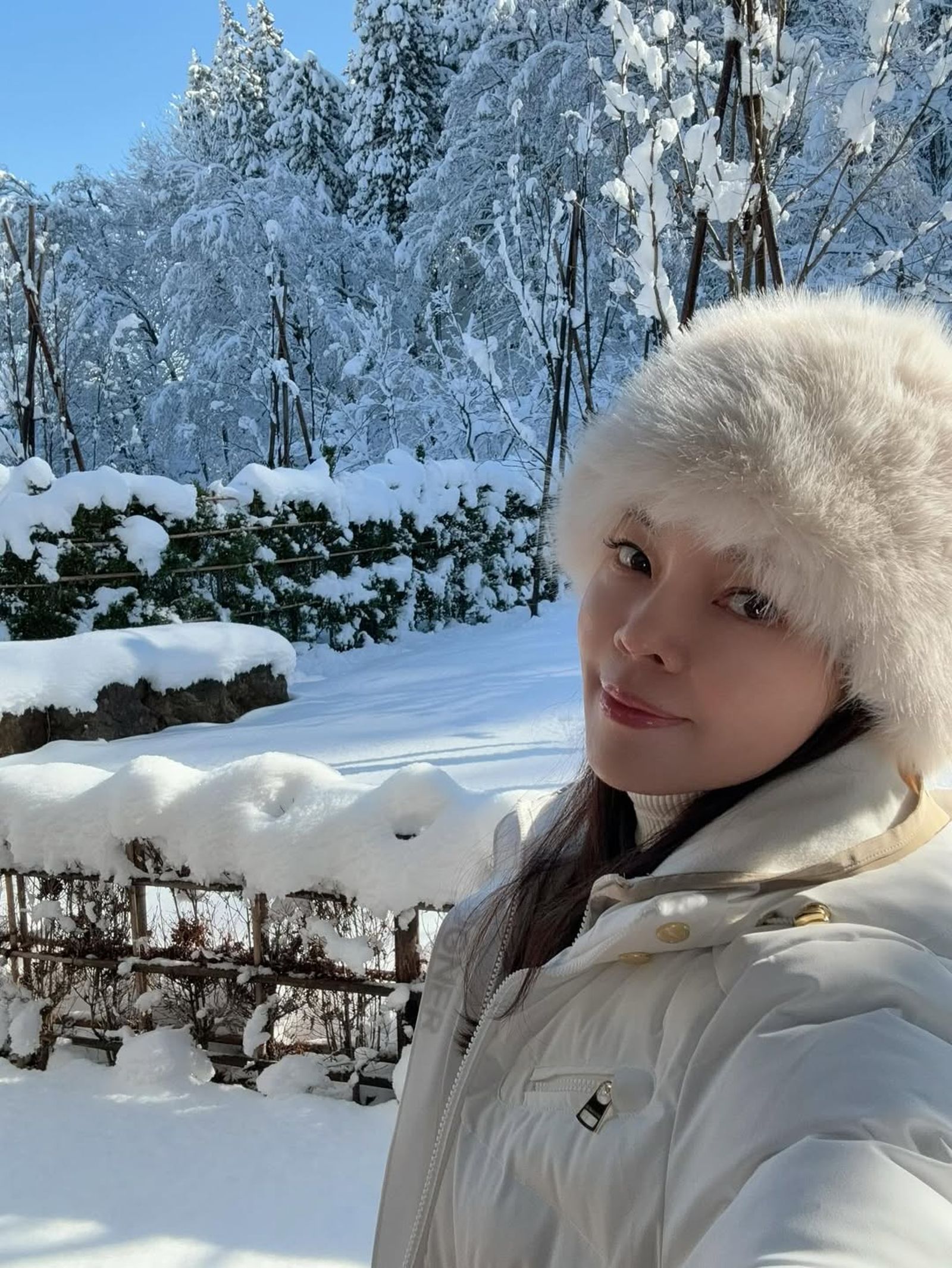 曾馨瑩到日本度假，與雪景同框。（翻攝曾馨瑩IG）
