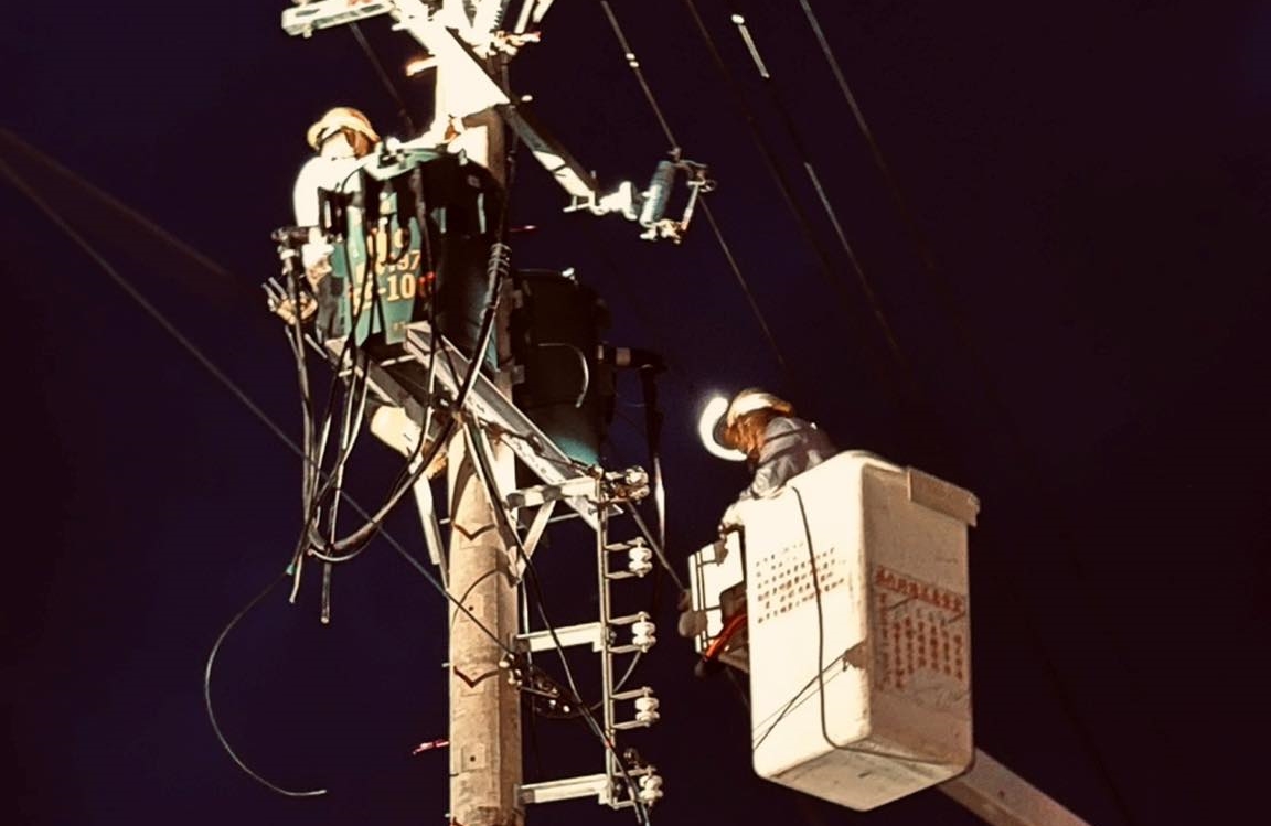 為了感謝辛勞的台電人員，茶之魔手嘉義水上中山店在門口貼出公告，免費請相關人員喝飲料。（翻攝自台電電力粉絲團）