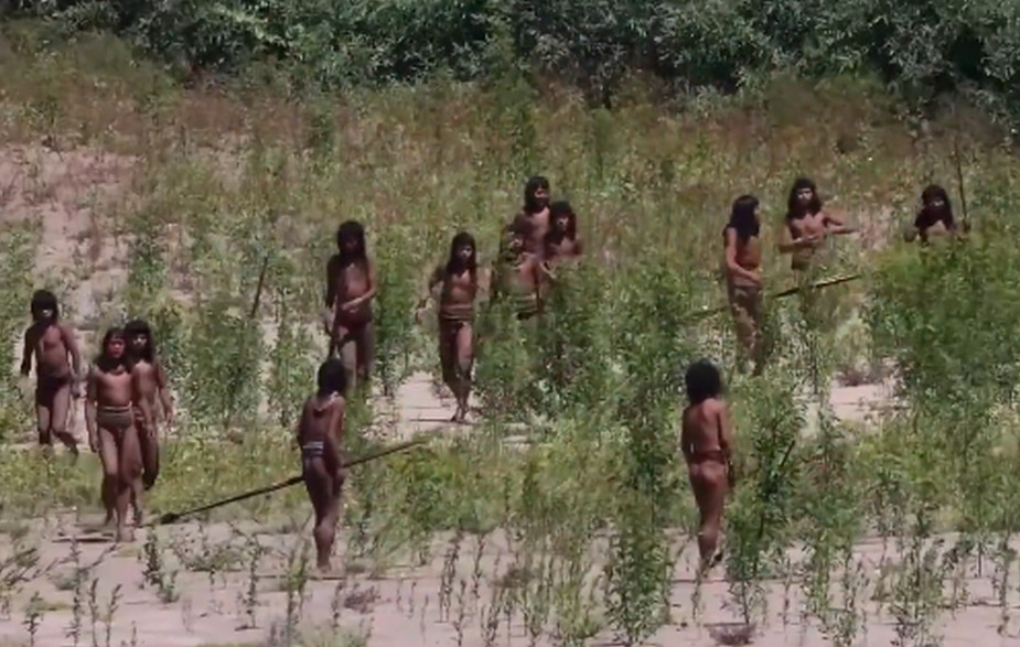 探險家冒險進入神秘的亞馬遜雨林，揭開原始部落戰士警戒的真實景象。（翻攝X@CollinRugg）