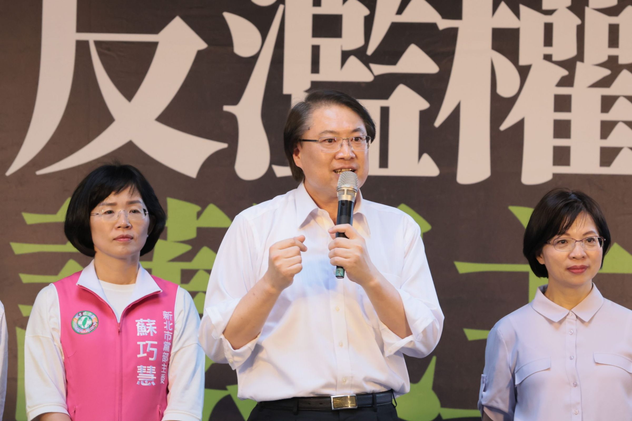 民進黨祕書長林右昌前來替綠委們打氣,也透露覆議若失敗後下一步。(民進黨提供)