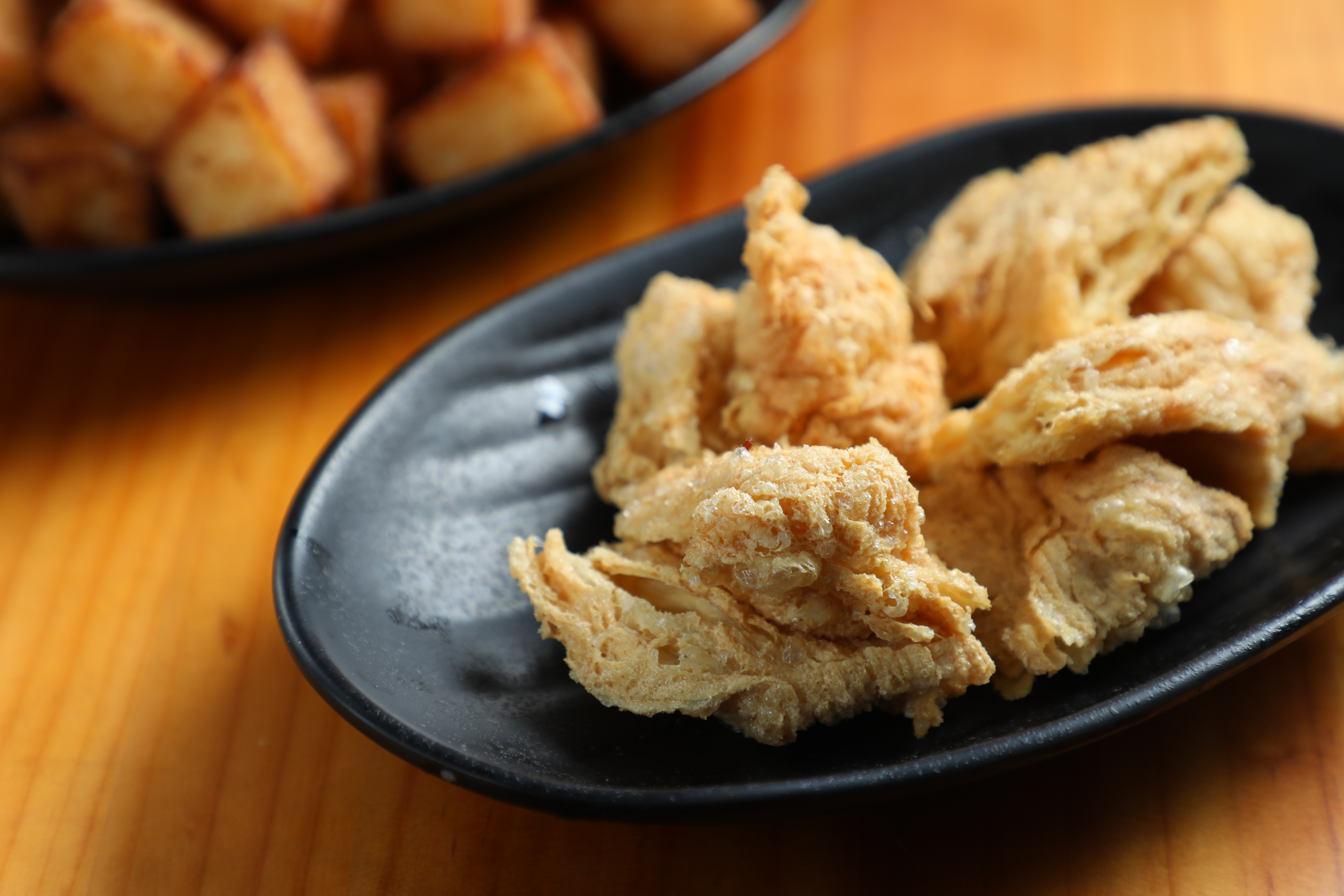 「豆包」高溫炸得乾乾酥酥，一點都不油膩，非常涮嘴。（50元／份）