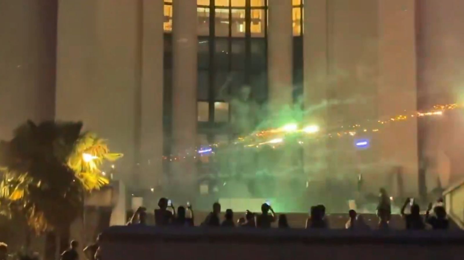 有片/巴黎聖日耳曼歐冠二連霸!球迷超瘋狂 當街互噴煙火上演「霍格華茲魔法大戰」