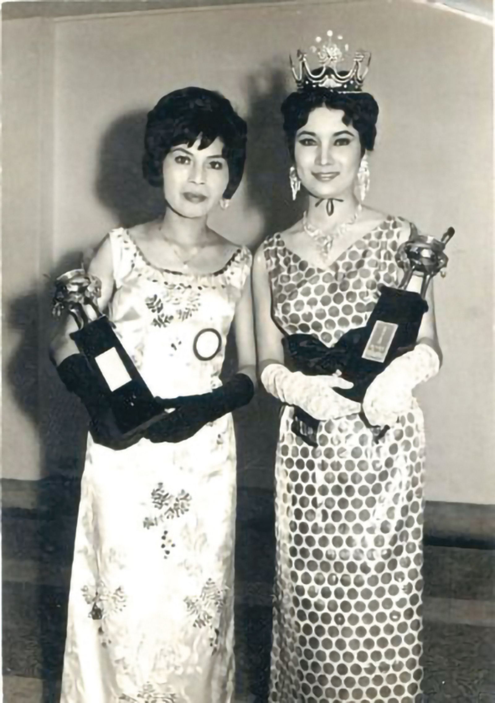 周遊（左）雖現在以頗具喜感的「阿姑」形象為人所知，但年輕時是美人。（翻攝自《台灣女人》網站）