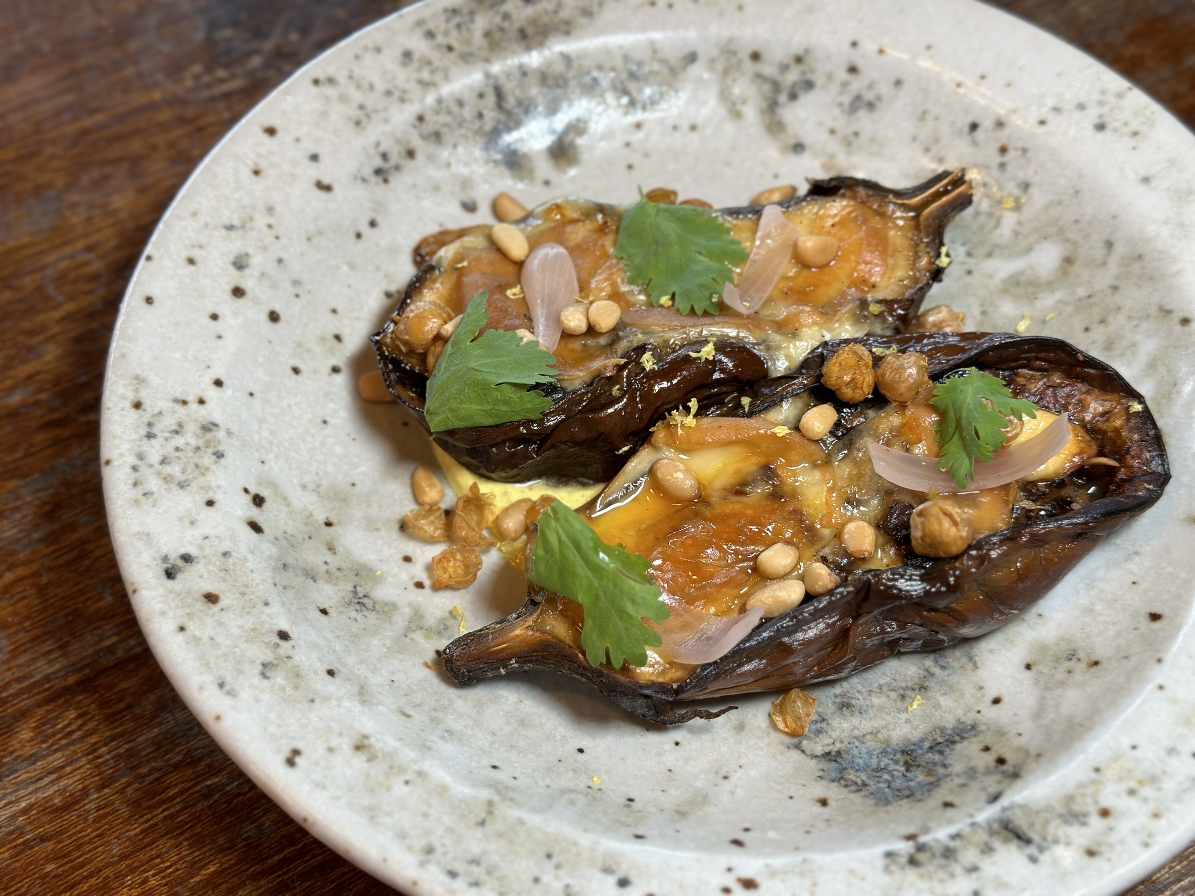 不愛吃茄子的請給「炭烤茄子 Charred Eggplant」一個機會。（480元／份）