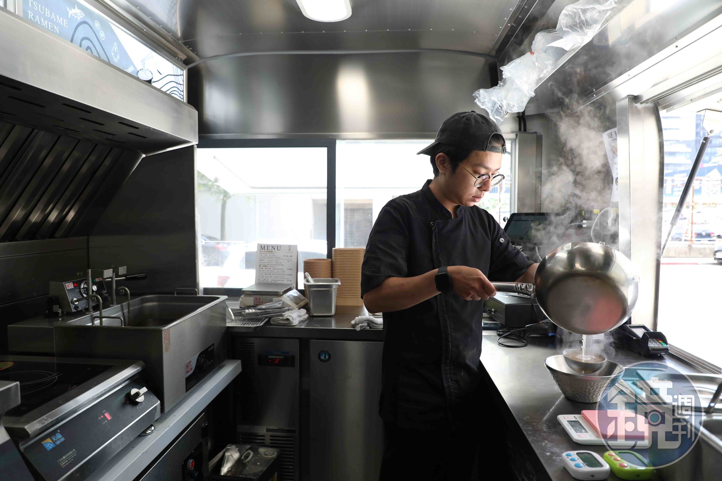 雖然以餐車形式供餐，阿威仍一絲不茍地處理所有食材。