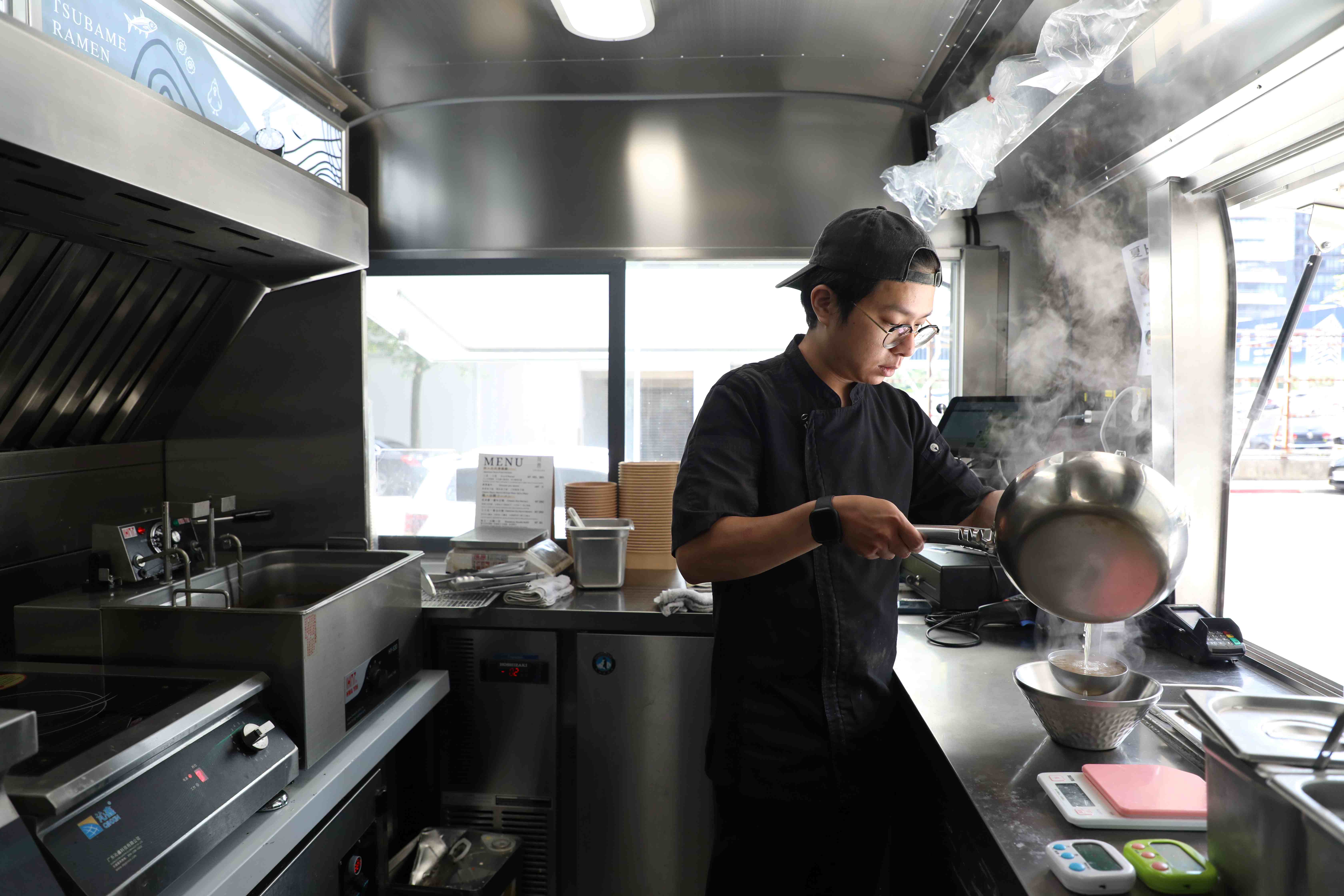 雖然以餐車形式供餐,阿威仍一絲不茍地處理所有食材。