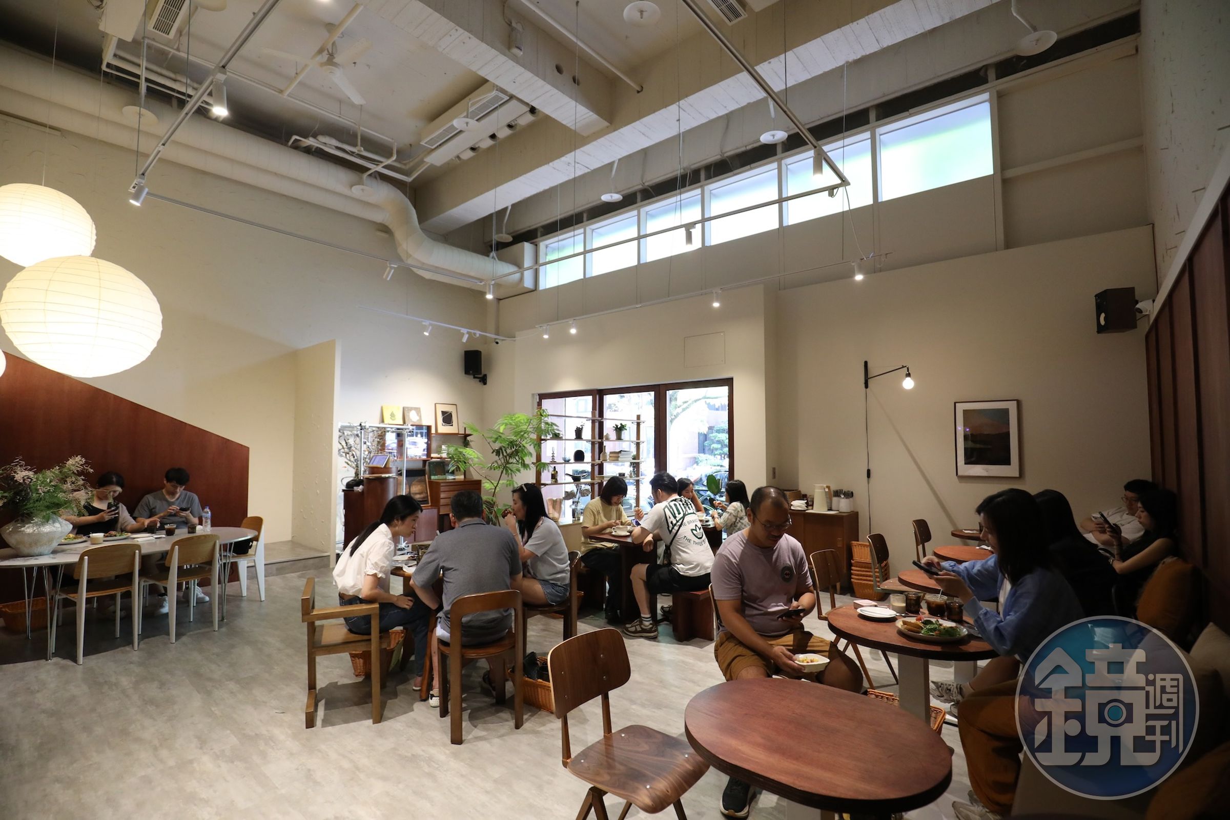 「LOST and Found」內湖店延續品牌中世紀復古風格，並加入私人美術館般的留白與策展概念。