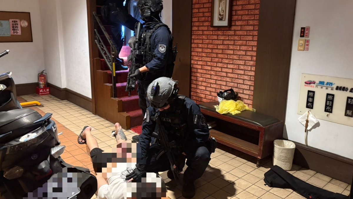 專案小組深夜直搗三重汽車旅館，3嫌全數落網。（翻攝畫面）