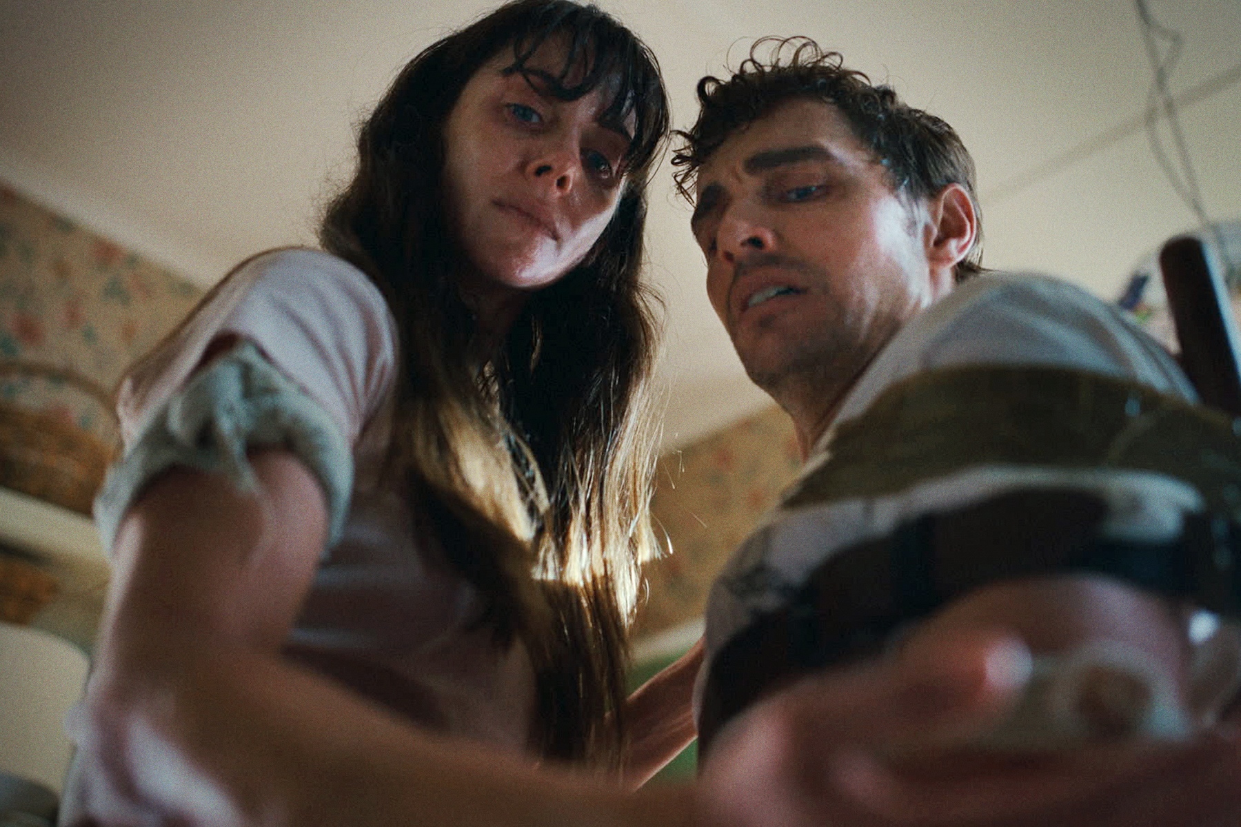 《永遠在一起》的戴夫法蘭科（右）與艾莉森布里（左）被假體相連在一起逾10小時。（采昌國際多媒體提供）