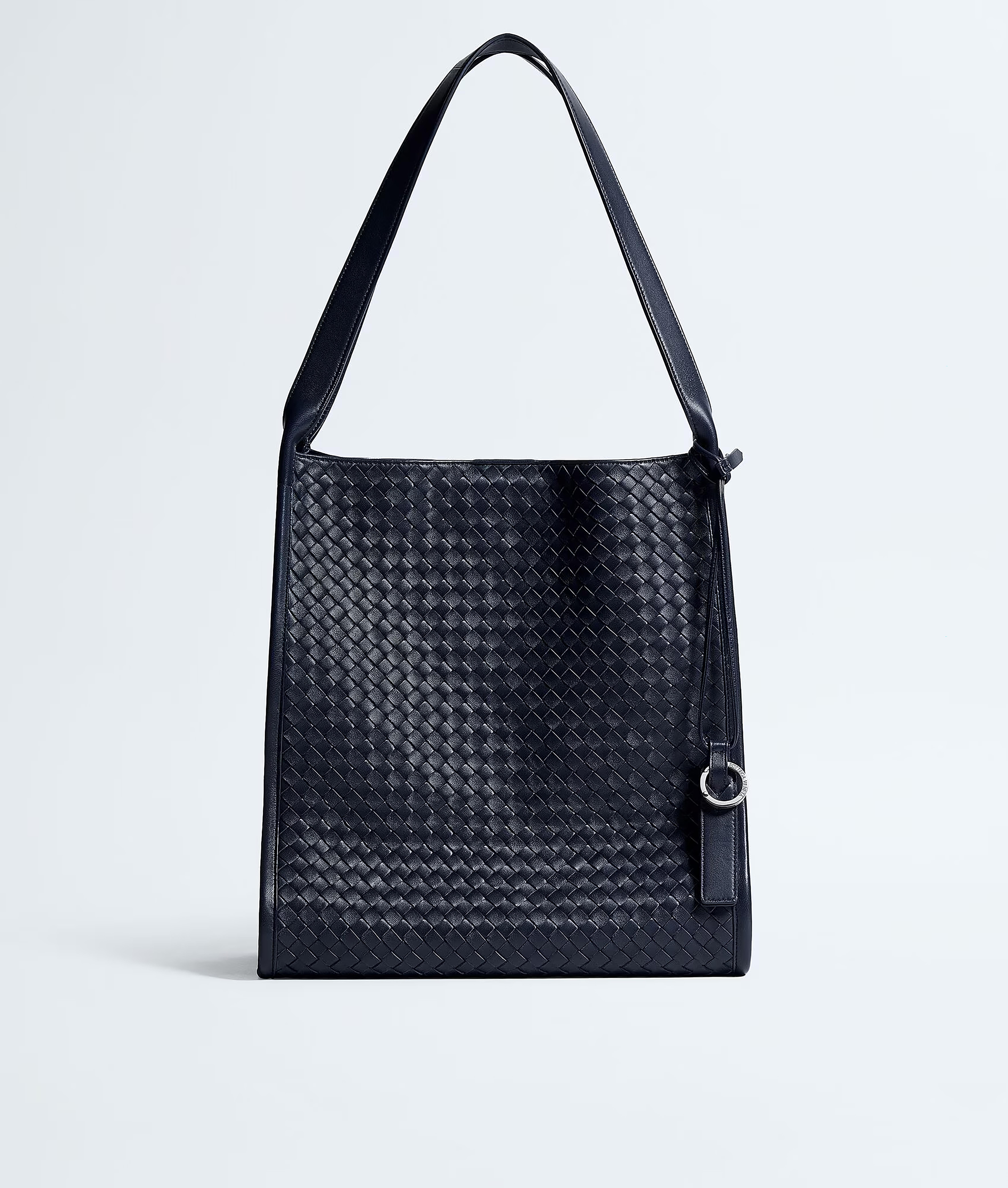 Corriere編織皮革托特包。NT$155,200。(Bottega Veneta提供)