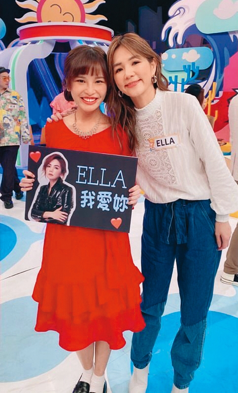 在節目中遇到偶像Ella（右），李語潼（左）趕快抓緊與偶像合照。（翻攝自李語潼IG）