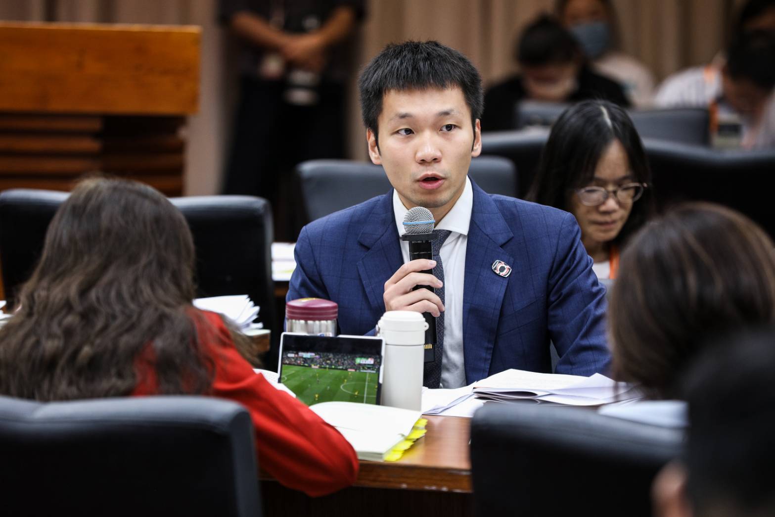 李洋受訪否認請辭傳聞。（鏡報）