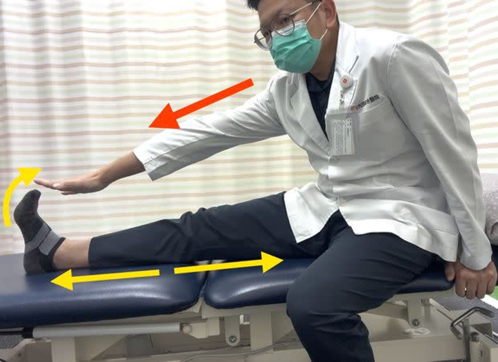 坐下抬腳休息、腳踝上勾並微微前傾，同步放鬆大小腿後側肌群。（光田醫院提供）