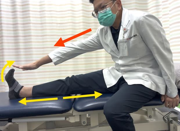坐下抬腳休息、腳踝上勾並微微前傾,同步放鬆大小腿後側肌群。(光田醫院提供)