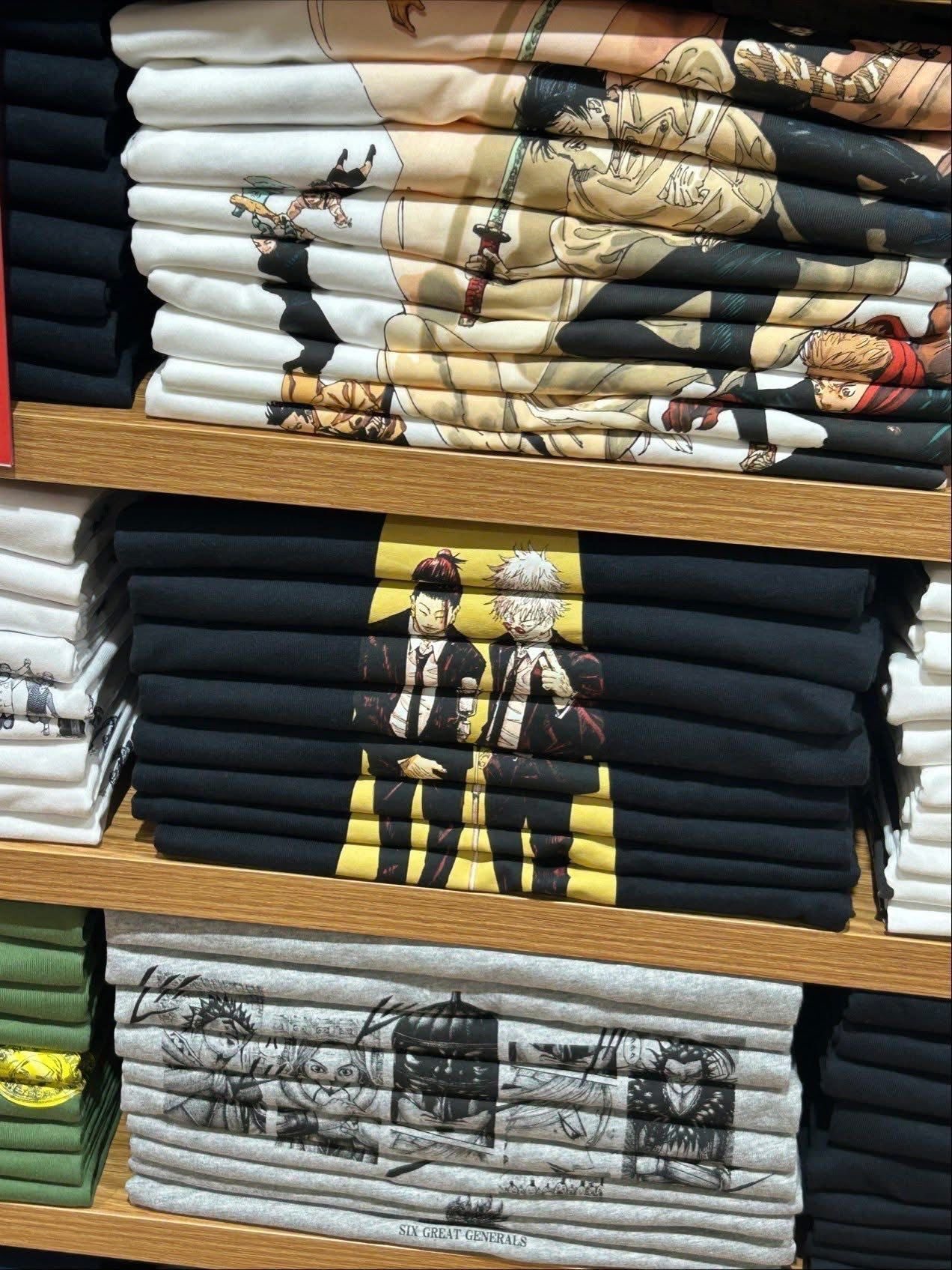 有日本UNIQLO的店員把動漫《咒術迴戰》UT印花T恤細心摺好排列,從側面就可以看見完如畫的「完整圖樣」。(翻攝自X平台/@tanatana5252)