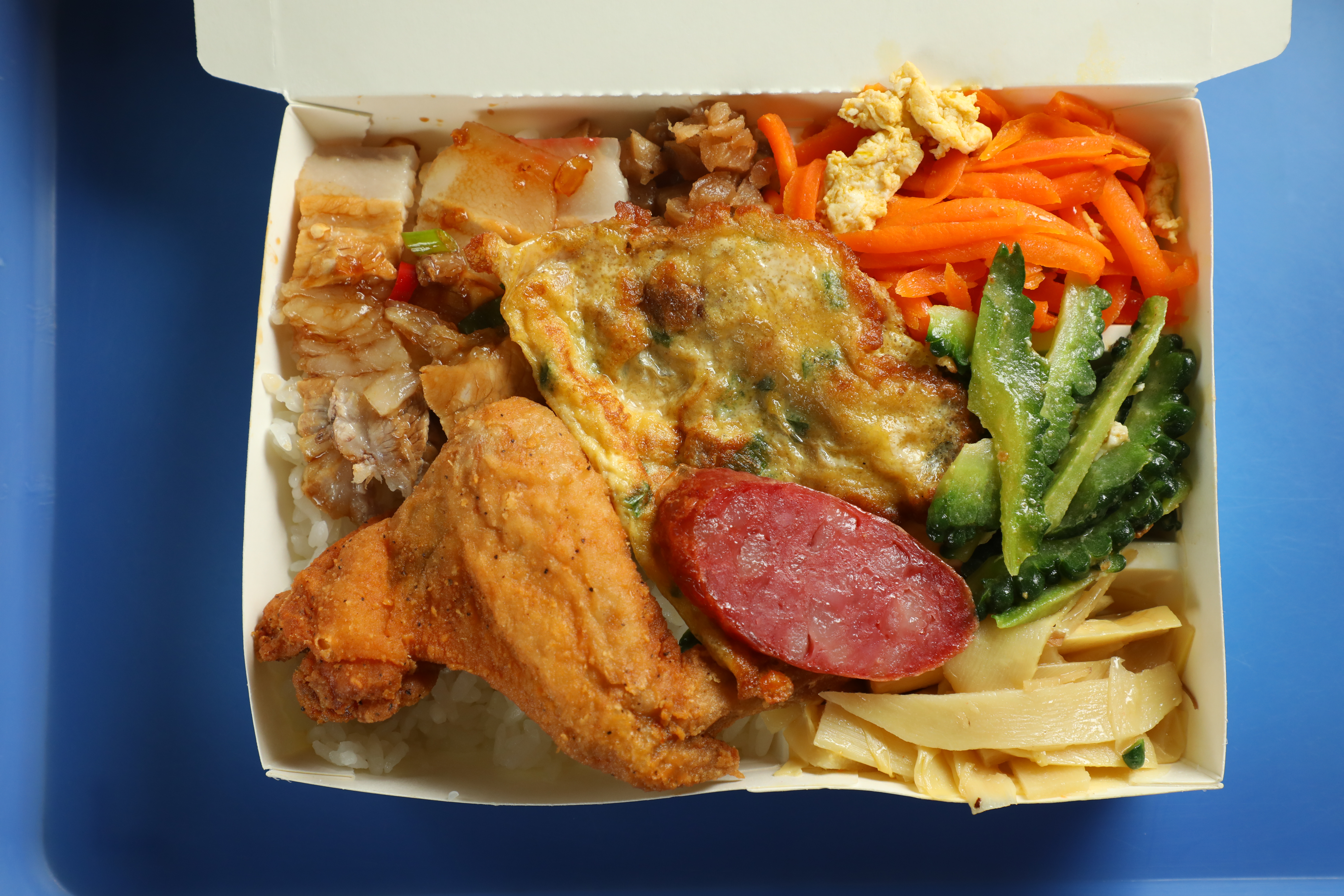 色香味俱全且營養均衡的池上飯包,得早點來才搶得到。(約90元/份)