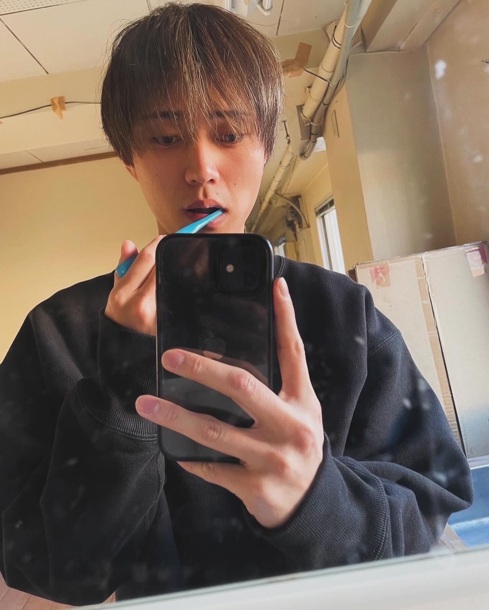永瀬廉在劇中飾演生活白癡的富家少爺,他說打掃等家務都會自己來,但是料理真的「這輩子都沒救了。」(翻攝永瀬廉 INS)