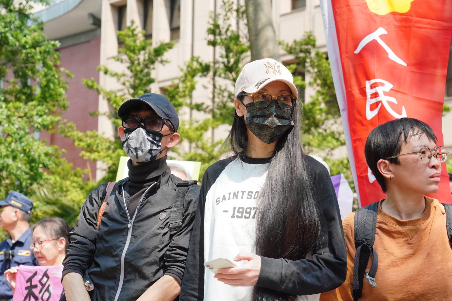 亞亞大喊：我主張和平統一！「滾回去」聲音此起彼落，八炯也到場開嗆。