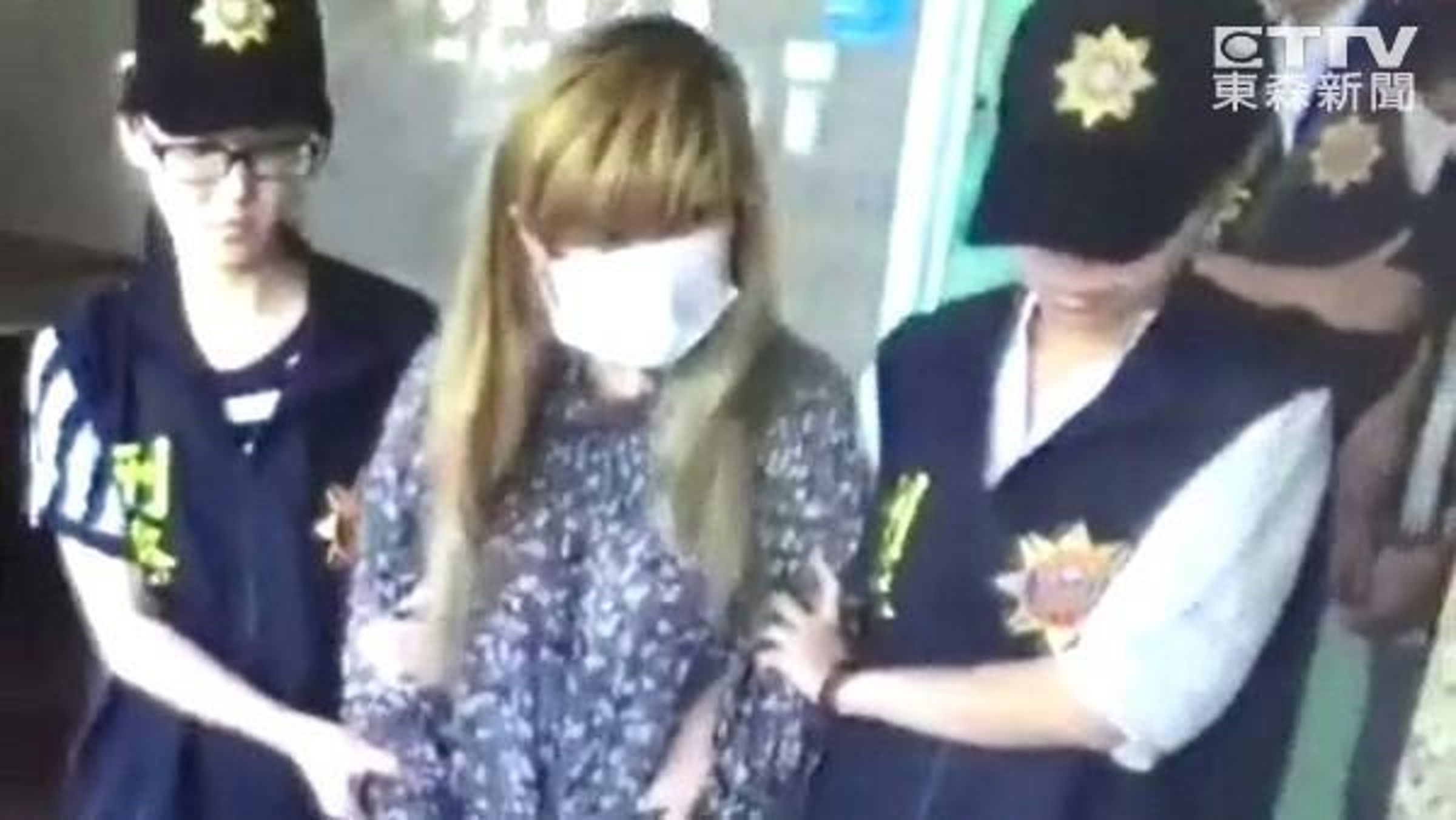 竺女自稱 「天道盟公主」，身邊有不少男子任其差遣。（翻攝東森新聞）
