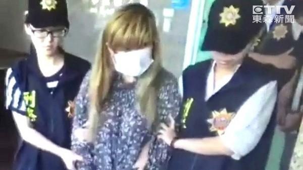 竺女自稱 「天道盟公主」，身邊有不少男子任其差遣。（翻攝東森新聞）