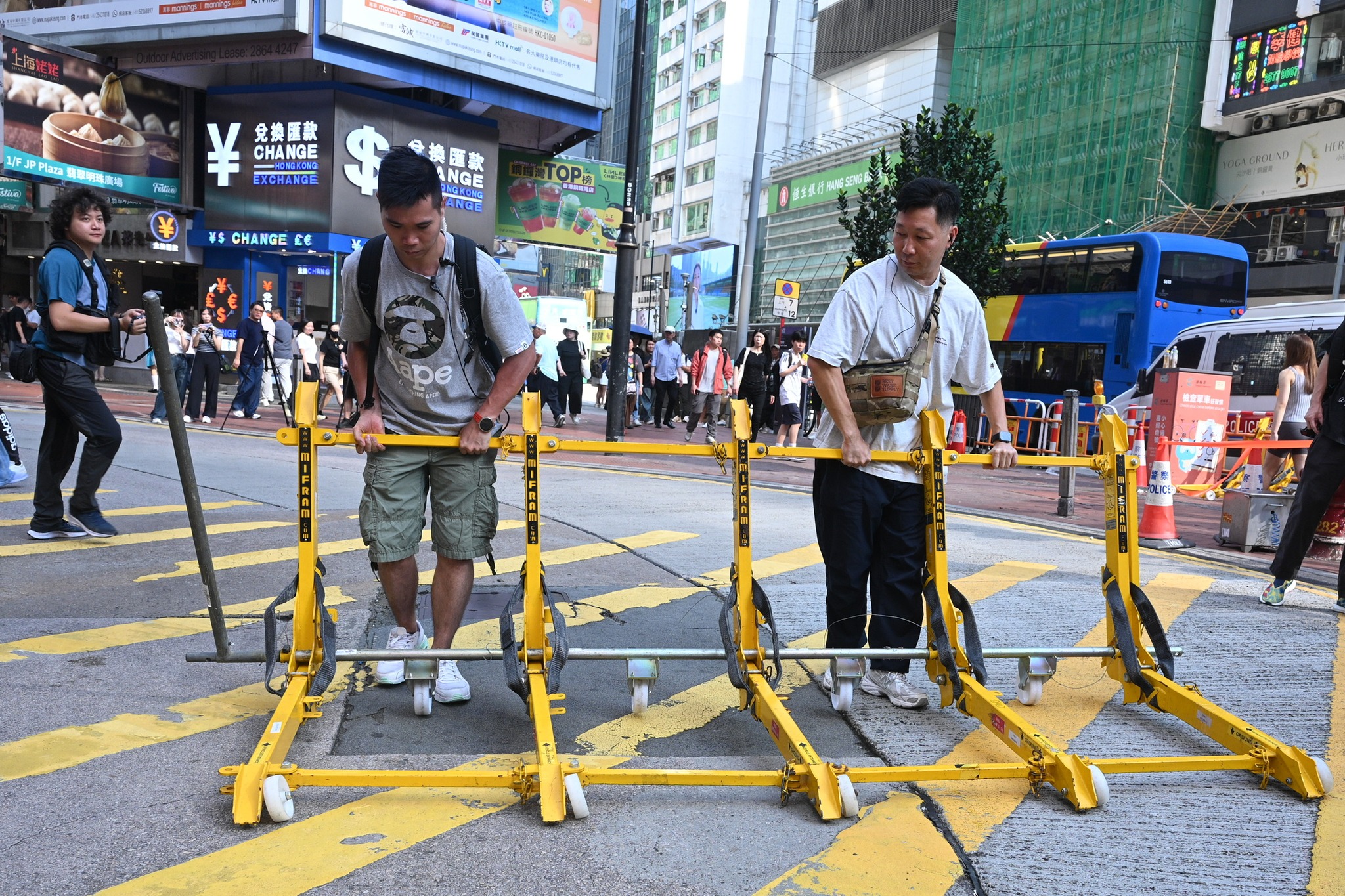 香港警方防止民眾上街參加六四紀念活動，在銅鑼灣一帶加強戒備。（翻攝自臉書獨立媒體 inmediahk.net）