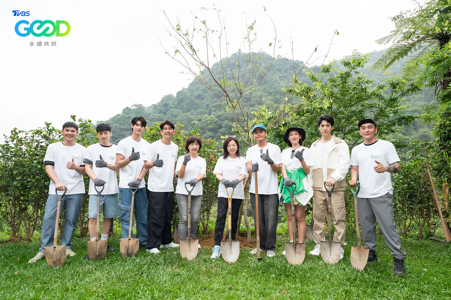 盧學叡（左起）、鍾岳軒、黃柏峰、修杰楷、TVBS永續倡議大使 莊開文、TVBS總經理 劉文硯、楊銘威、楊晴、林子閎、黃一峯WIND一起為永續發展盡心力。（TVBS提供）
