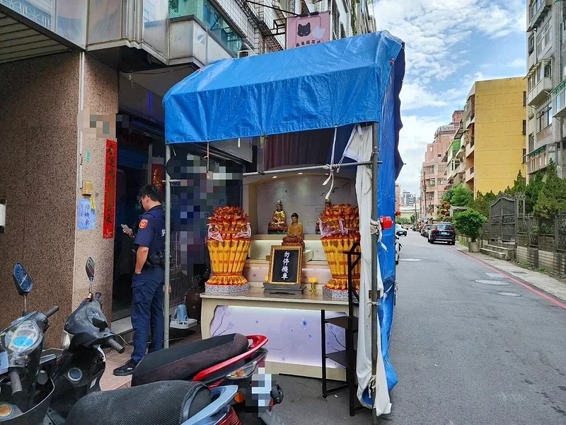 桃園市一名蕭姓男子因停車糾紛,竟私自在門口道路搭設靈堂。(翻攝畫面)