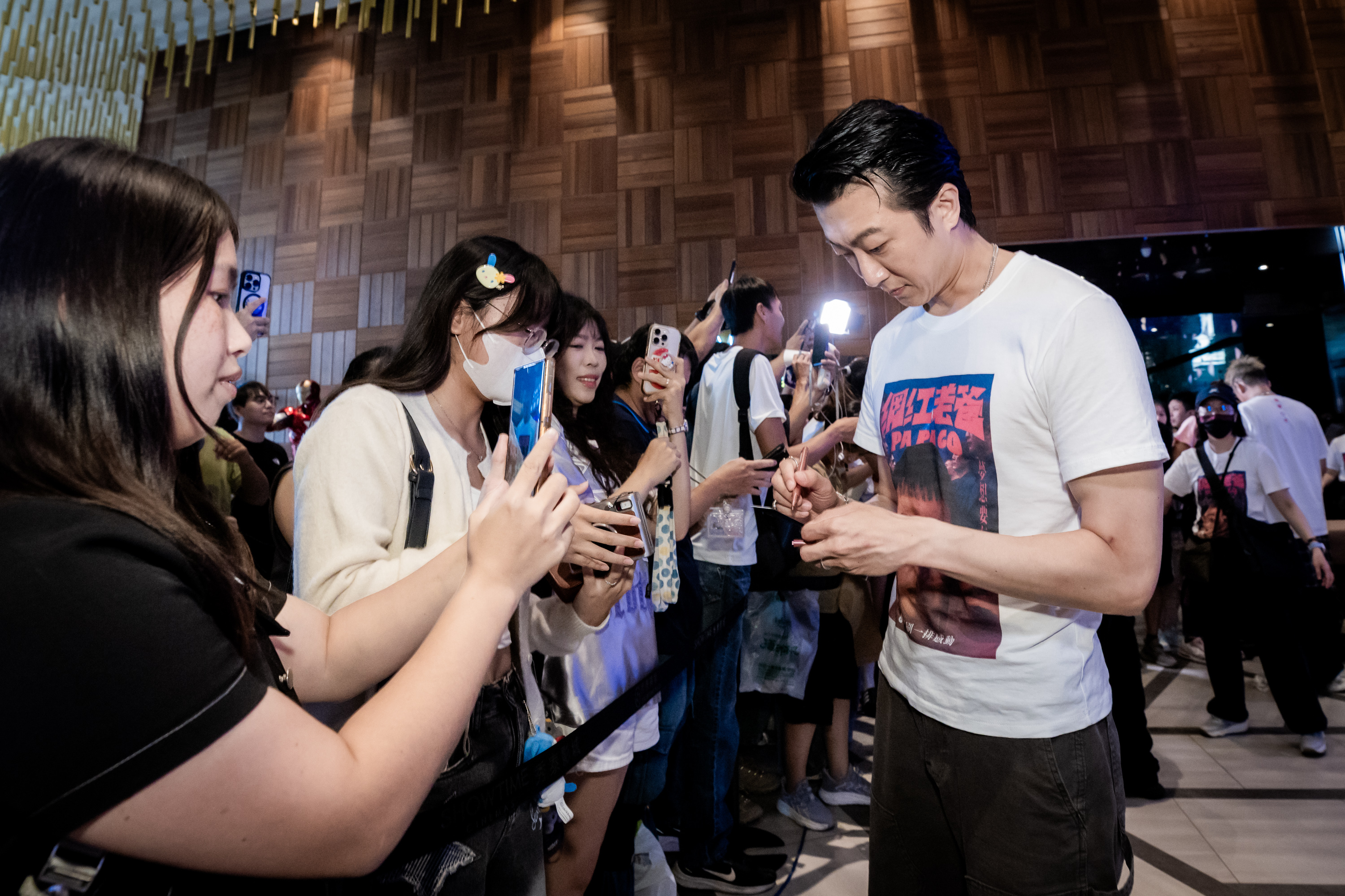 張懷秋在宣傳活動中展現超高人氣，面對粉絲熱情簽名、合影等要求皆有求必應。（曼尼娛樂提供）