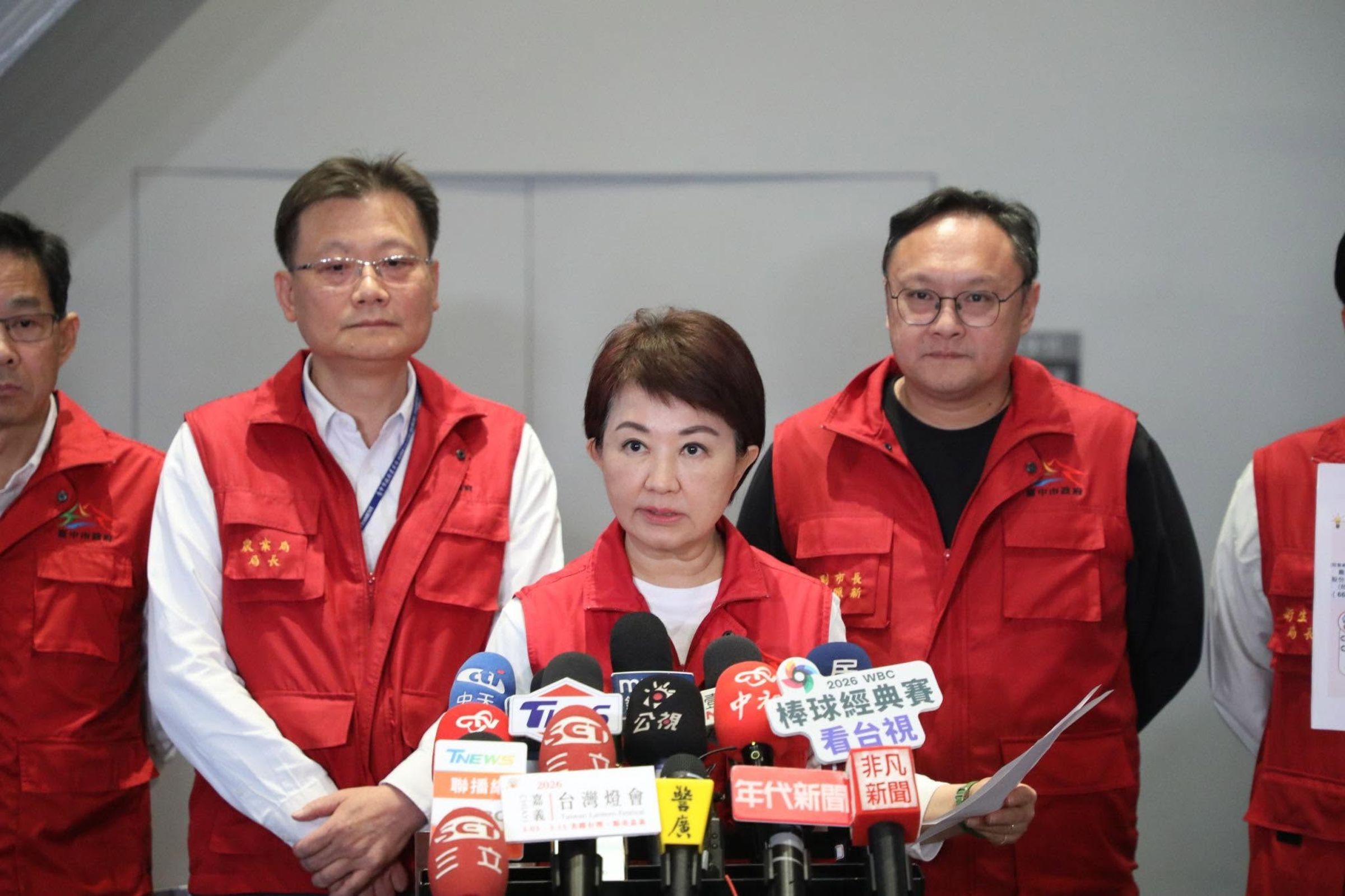 針對市長盧秀燕(中)稱總統府「棄單」的事件,鄭照新(右)今回應,何志偉證實了總統府確實有「棄單」,這也證實「盧秀燕市長的說法,其實並沒有錯誤。」(翻攝自盧秀燕臉書)