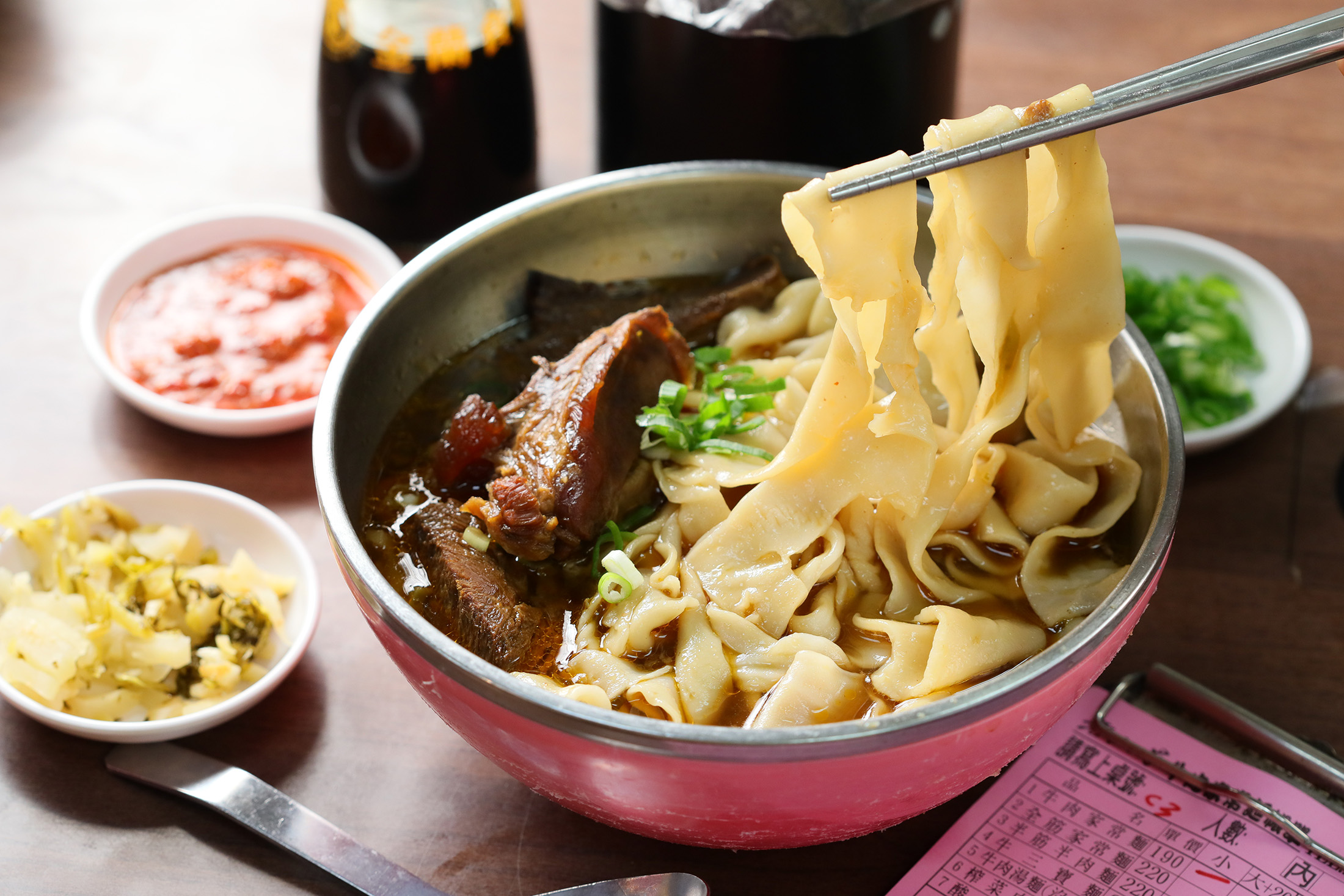 「老山東牛肉家常麵店」的「牛肉家常麵」以老闆手工製作的刀切麵，以及熬煮至軟嫩入味的牛肉著稱。（190元／小碗）