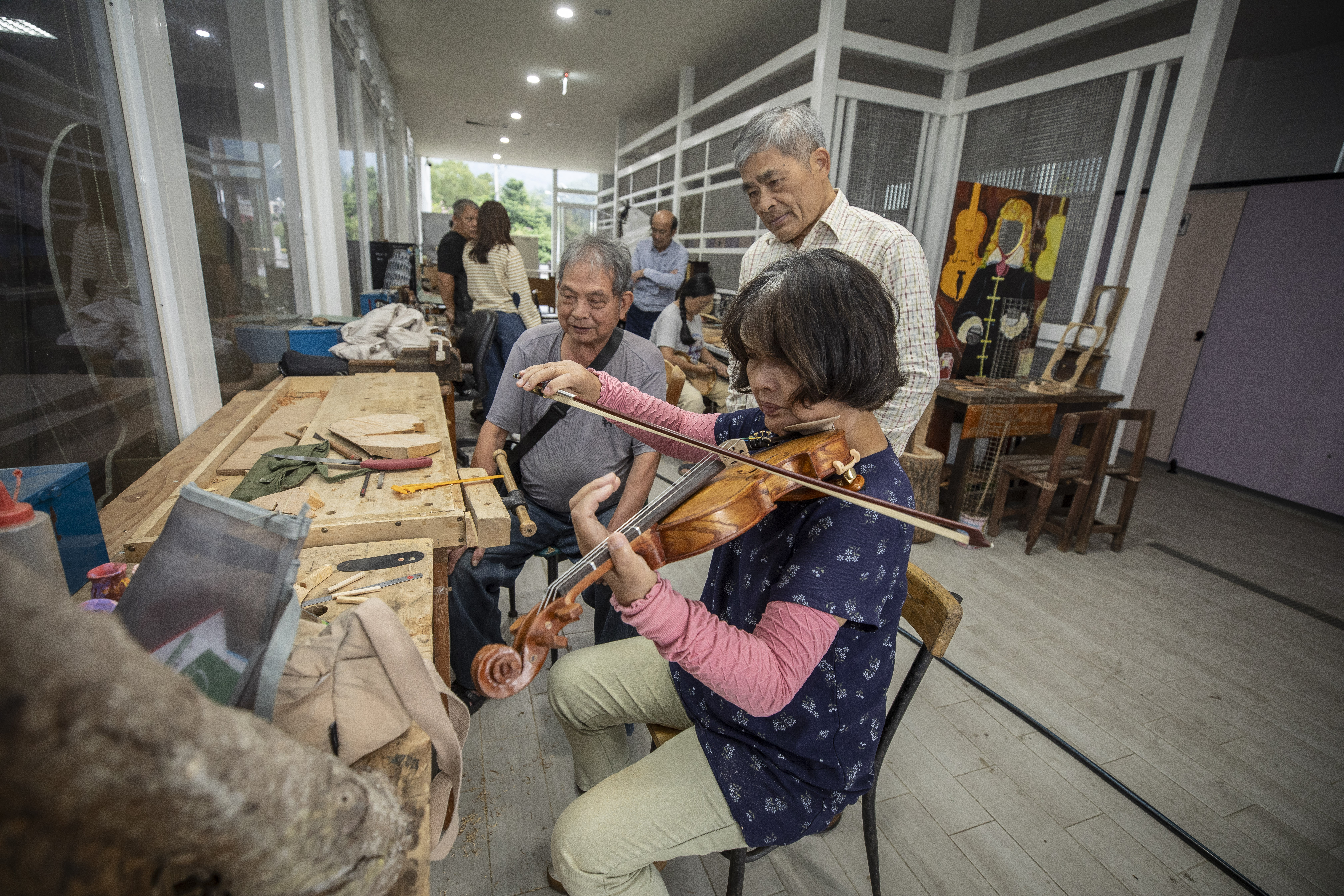 大埔鄉這個僅有千人長住的聚落，從老到小卻有近百人會拉小提琴，原本用作生火、驅蚊的漂流木，變身國產小提琴。