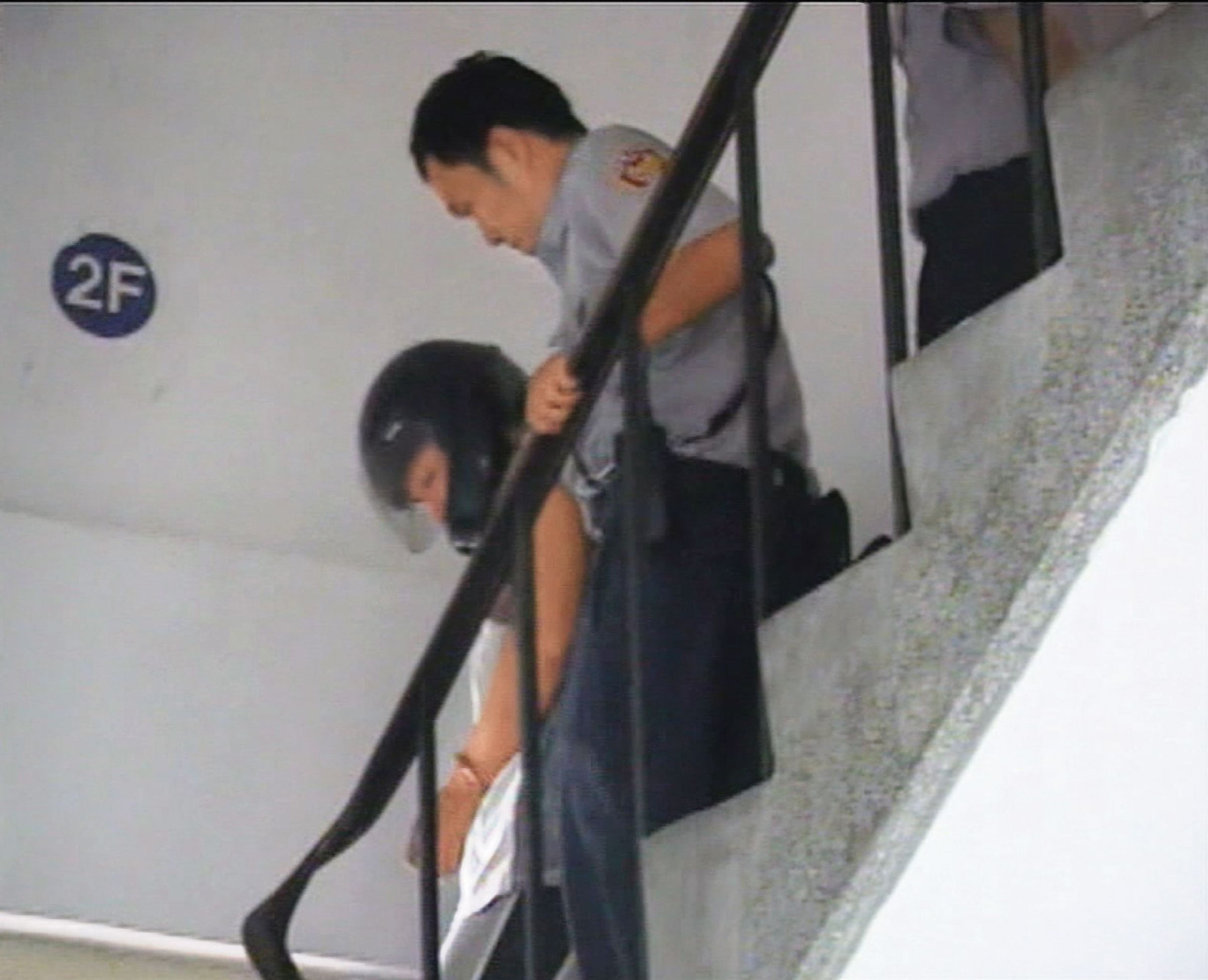 楊忠平(左)坦承殺人,被警方帶回偵訊,最後被判處無期徒刑。(東森新聞提供)