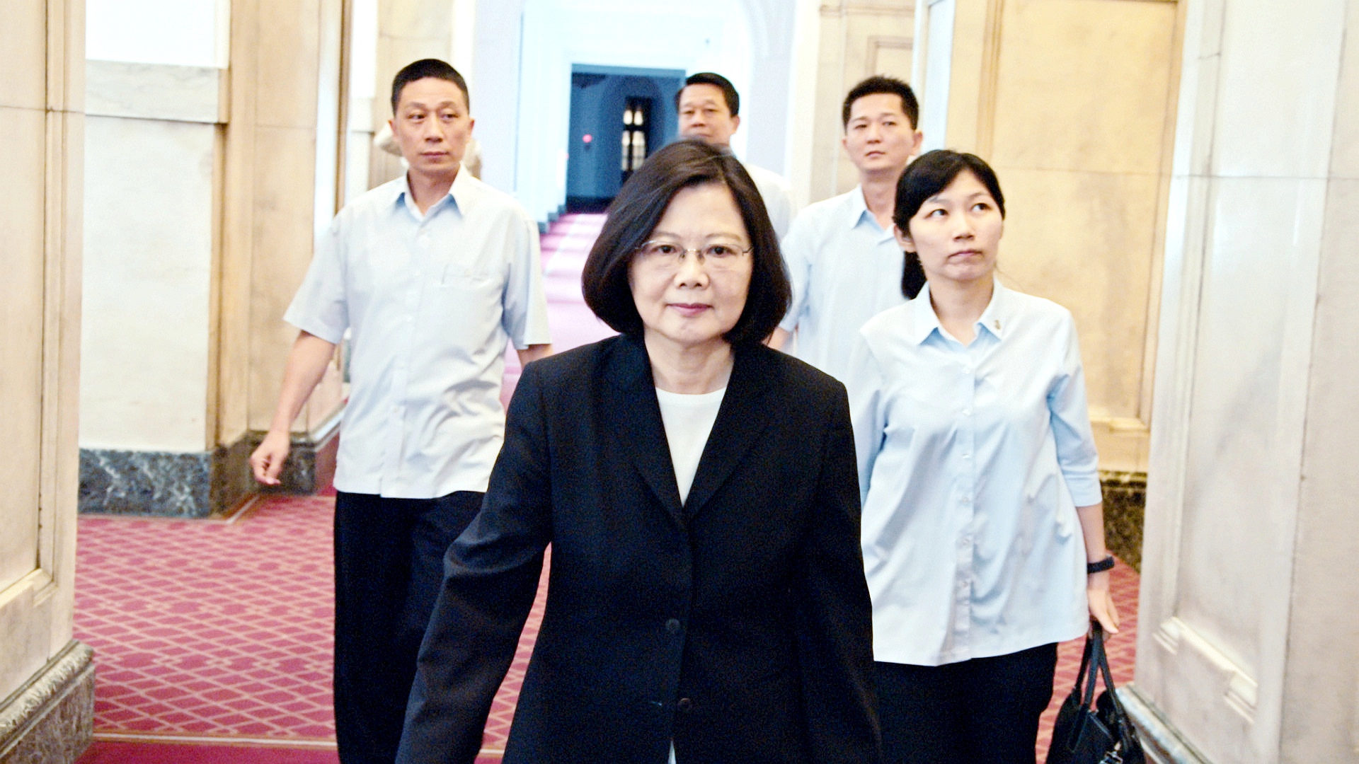 《看不見的國家》透過台灣首位女性總統蔡英文，敘述台灣從威權體制轉型過程，並獲准貼身採訪蔡英文。（燕翼電影）