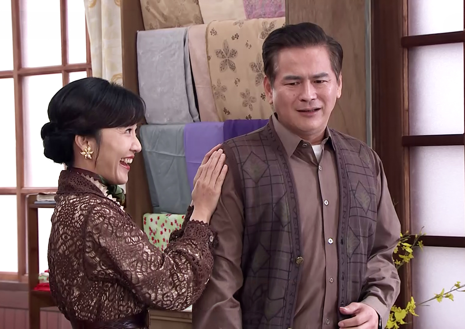 馬國賢（右）角色愛藏私房錢，他表示現實生活中夫妻倆財務各自管理。（台視提供）