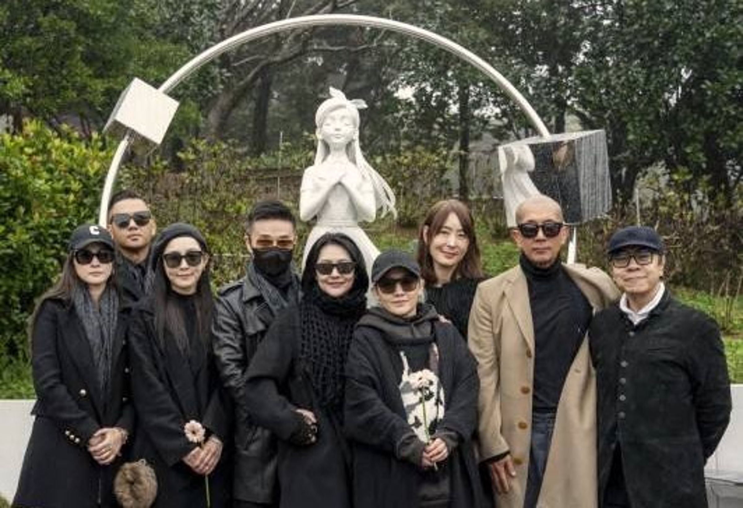 大S離世滿一週年,家屬與親友、「華岡七仙女」大S閨蜜團齊聚金寶山為其紀念雕像揭幕,場面哀而溫柔,然而七仙女中獨缺Makiyo。(翻攝自臉書)