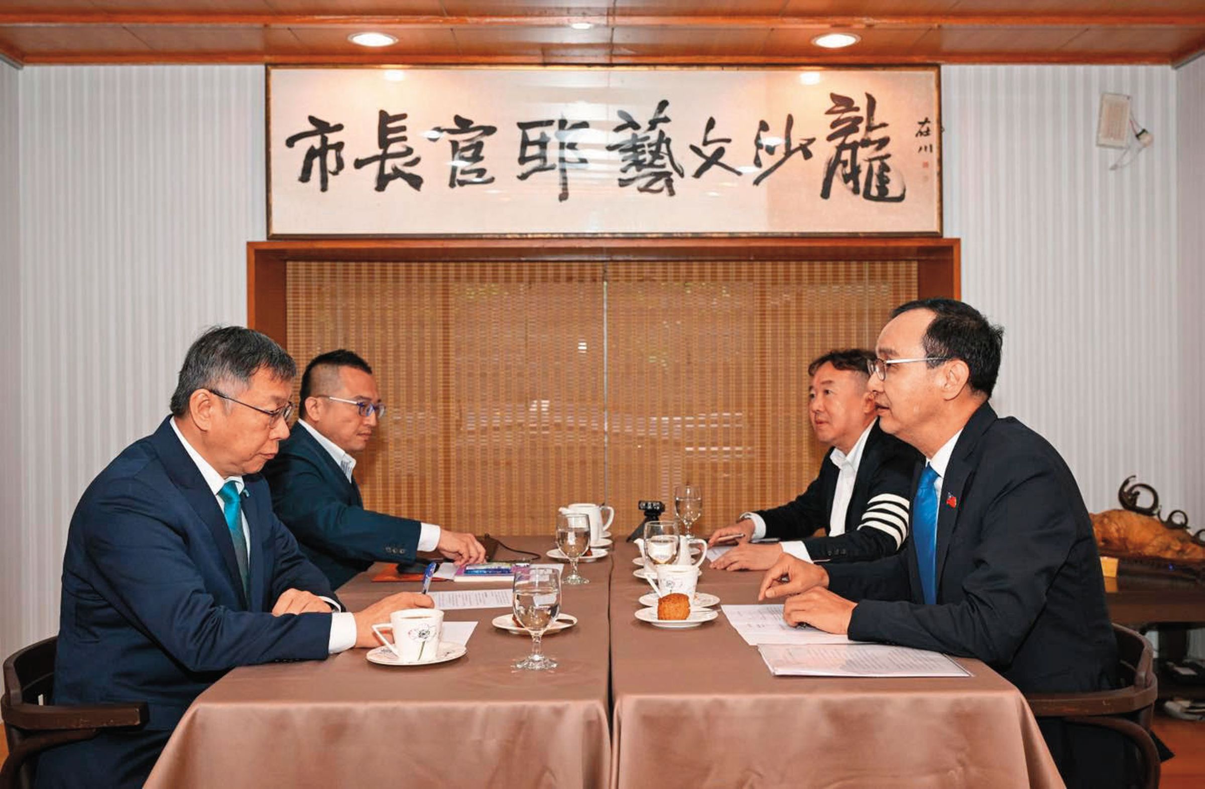 江俊霆(右後)被譽為「點子王」,去年總統大選藍白協商期間,朱立倫(右前)派他作為與白營溝通的橋梁,受重視度可見一斑。(翻攝朱立倫臉書)