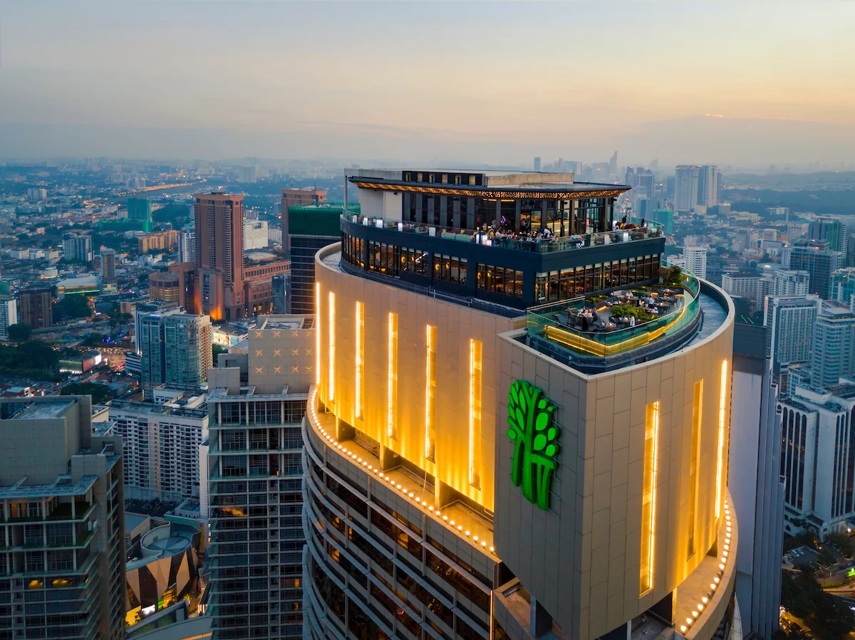吉隆坡悅榕莊酒店位於金三角地帶，外觀高聳、景觀絕佳，是當地知名五星級國際飯店。（翻攝自Google Maps）