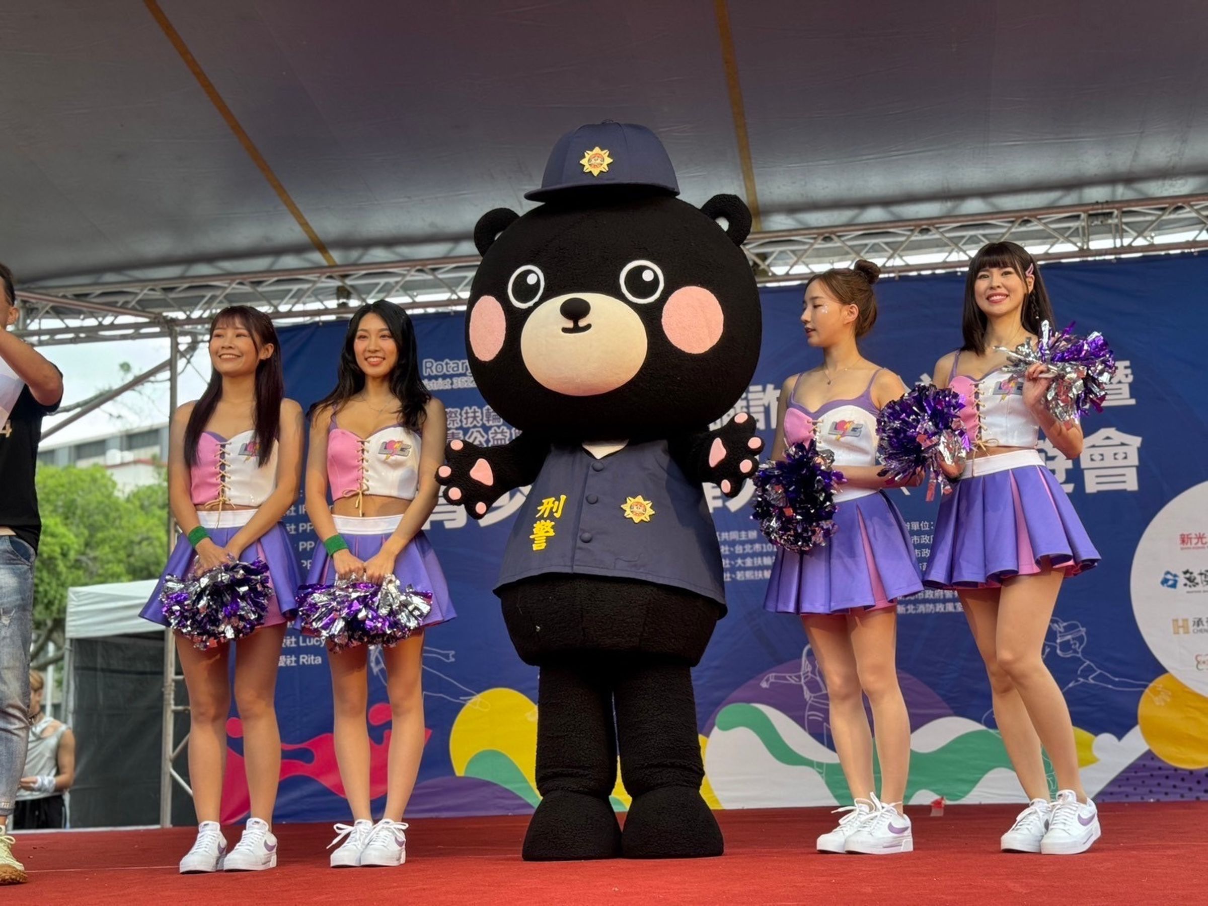 電豹女啦啦隊出席反毒識詐活動代言,以精彩舞臺節目宣傳反毒識詐資訊。(刑事局提供)
