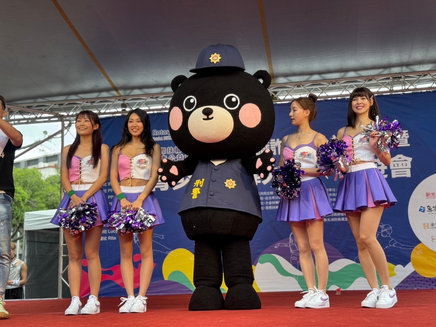 電豹女啦啦隊出席反毒識詐活動代言，以精彩舞臺節目宣傳反毒識詐資訊。（刑事局提供）