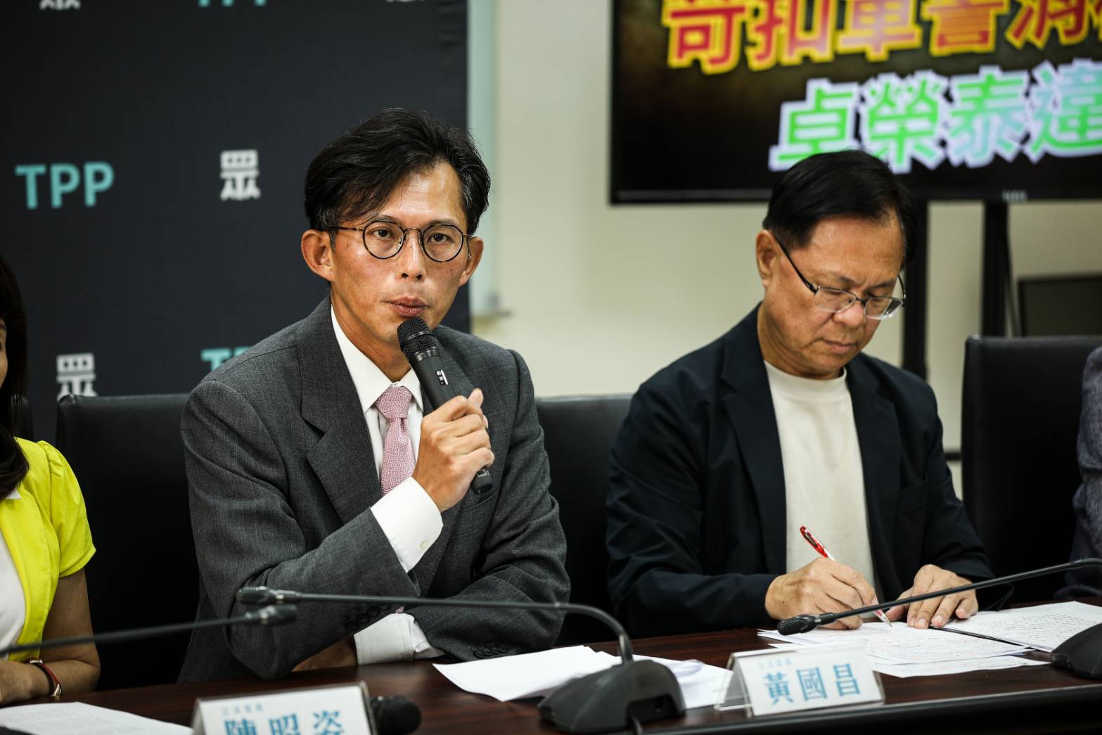 黃國昌今日回應，「吹哨者保護協會辦的每一案，加上他自己個人，從沒收過媒體一塊錢。」（鏡報鄒保祥）