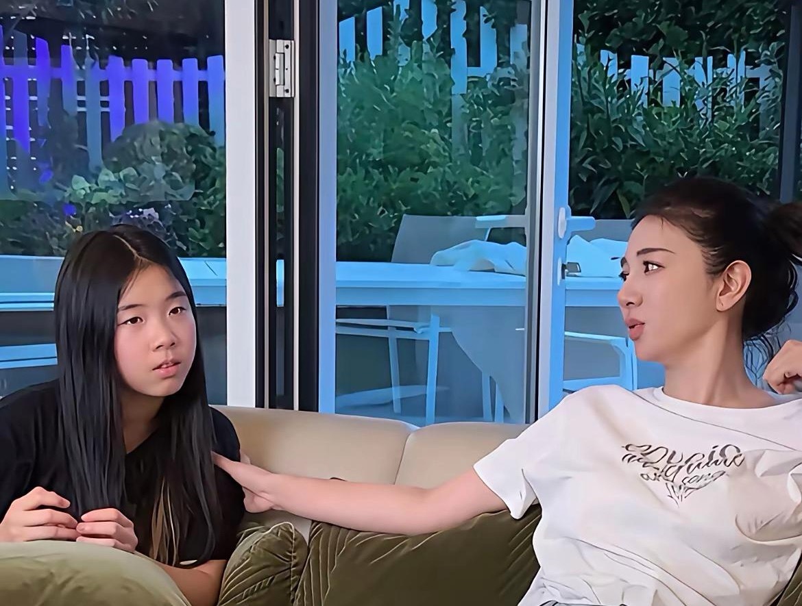 大陸女星黃奕的12歲女兒想去韓國當練習生出道，不願去英國留學，最初黃奕還打算要勸退女兒。（微博圖片）