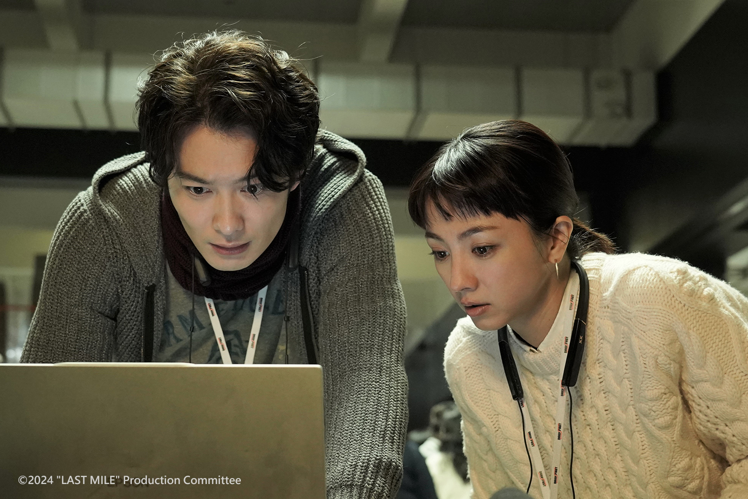 岡田將生（左）和滿島光（右）在《LAST MILE：全面引爆》裡攜手追查兇手的犯罪動機。（車庫娛樂提供）