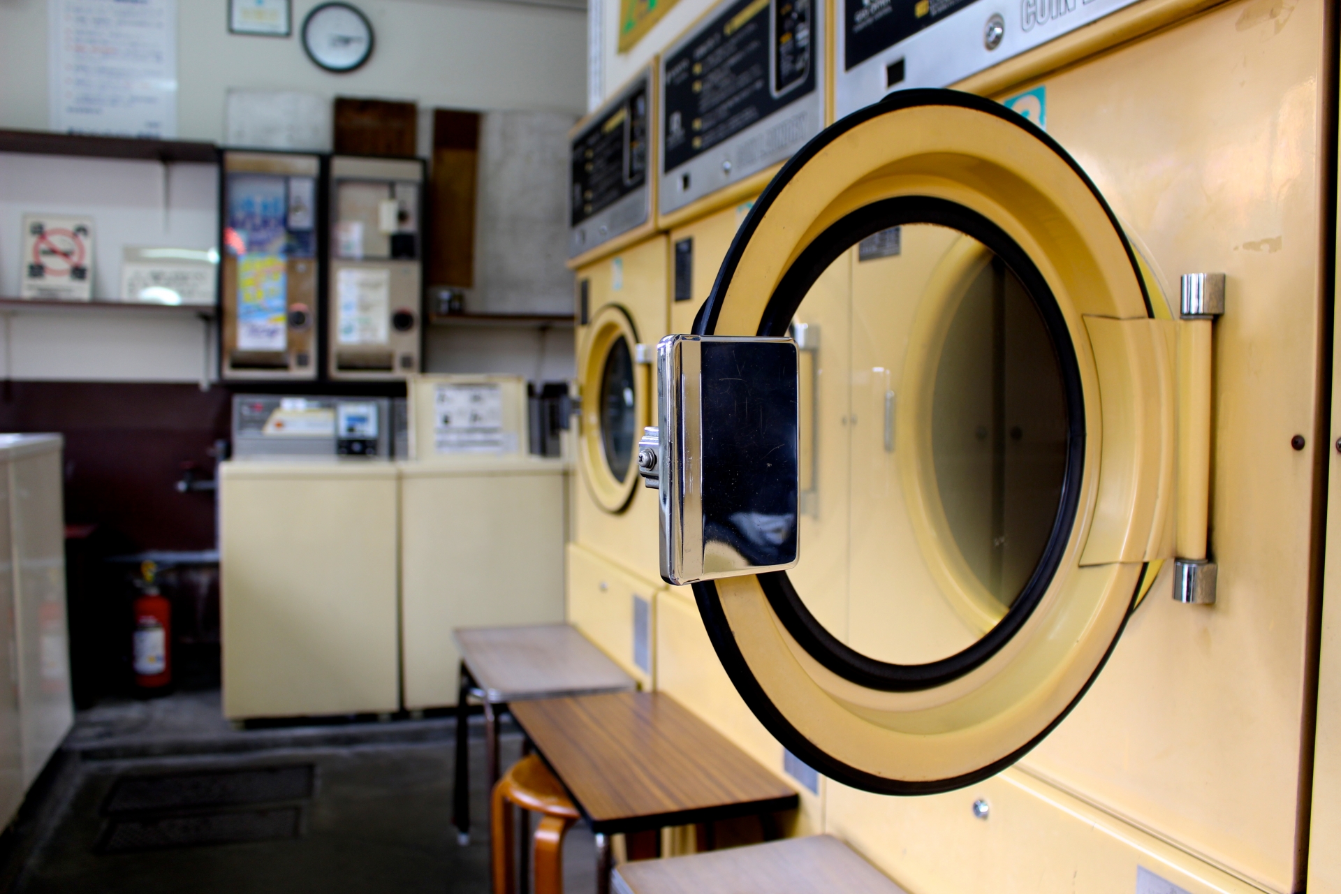 日本一名5旬中年男子遭同事嫌「身體臭臭的」，被塞進洗衣機，全身受傷就醫。（示意圖，photoAC）