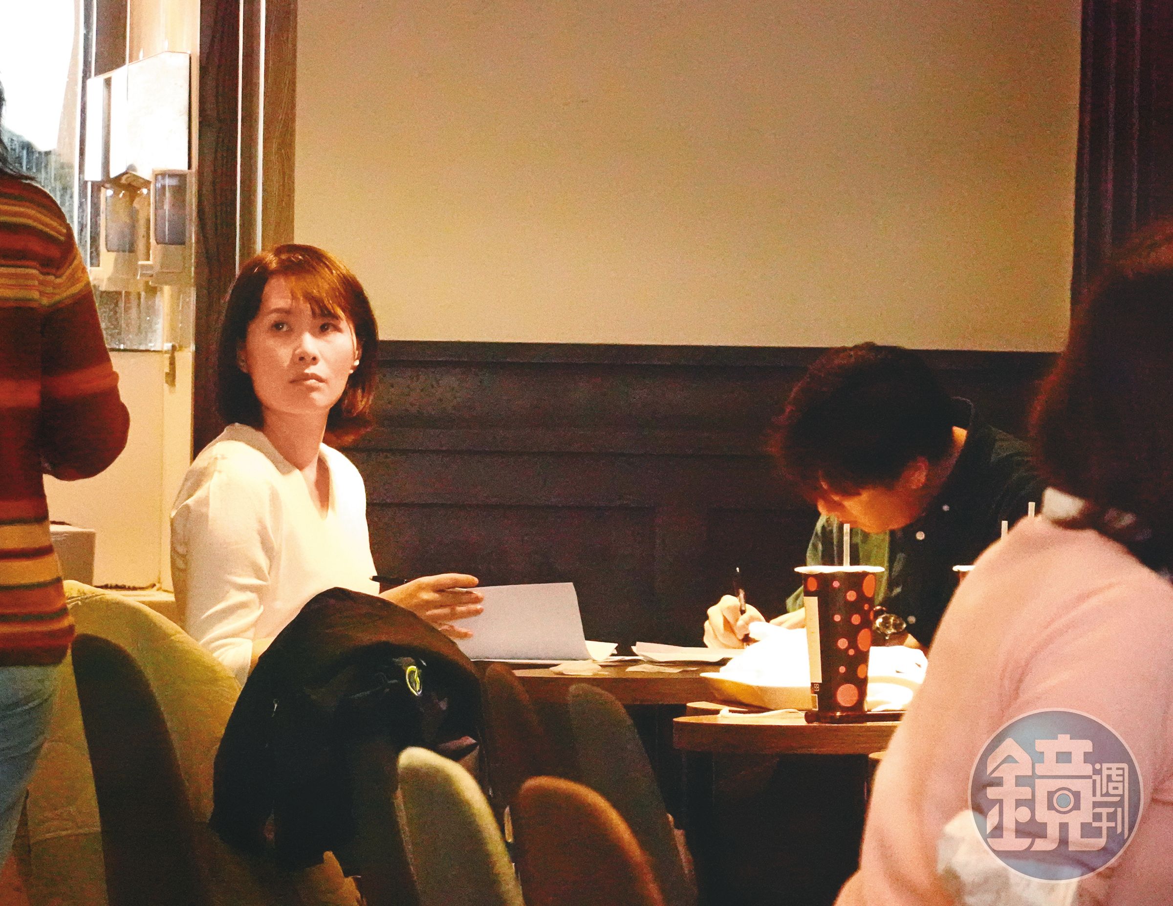 13：19 馨儀（左）簽字後，換單為明（箭頭處）簽下離婚協議。