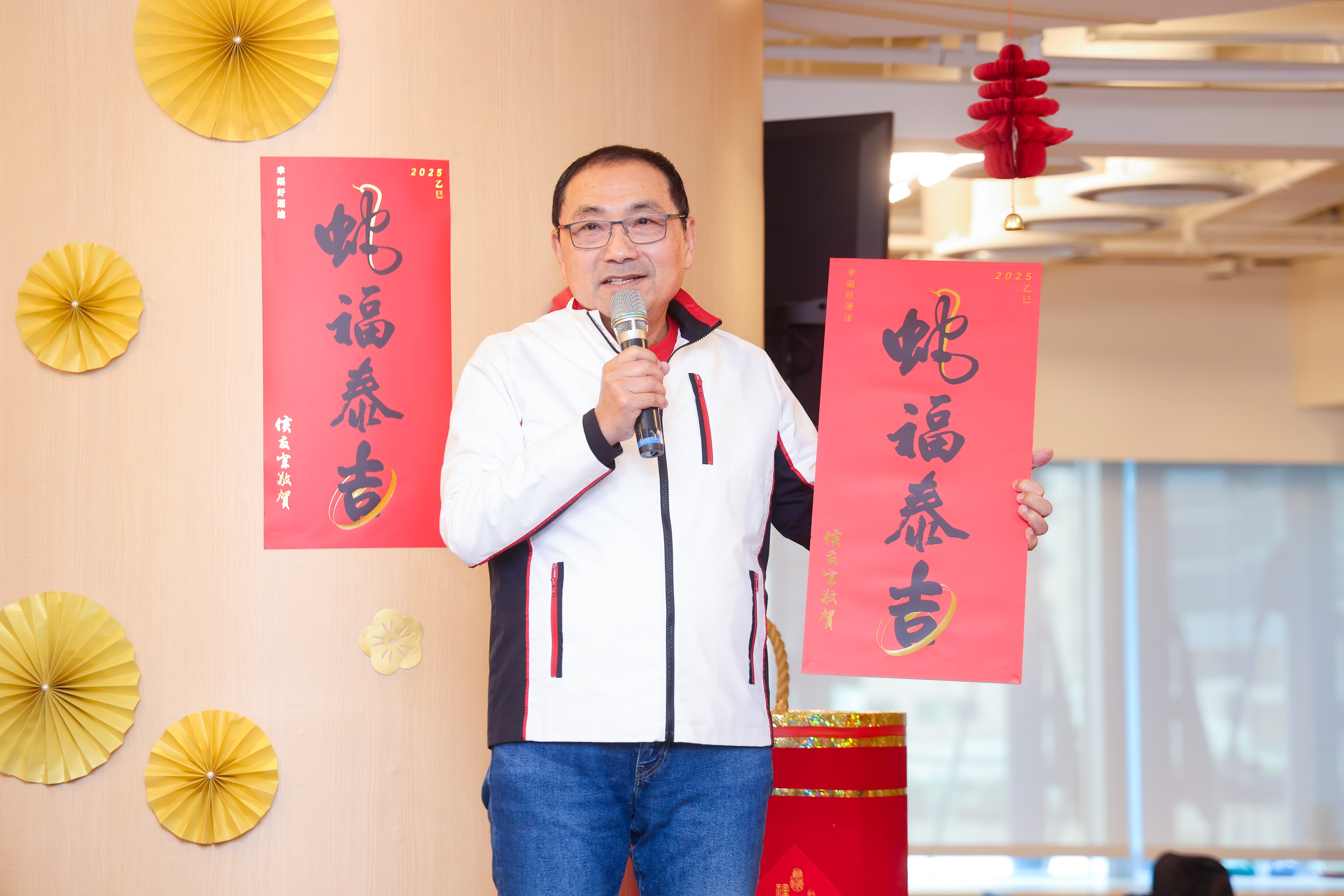 新北市「蛇福泰吉」春聯是一款創意的國台語雙語春聯。(新北市府提供)