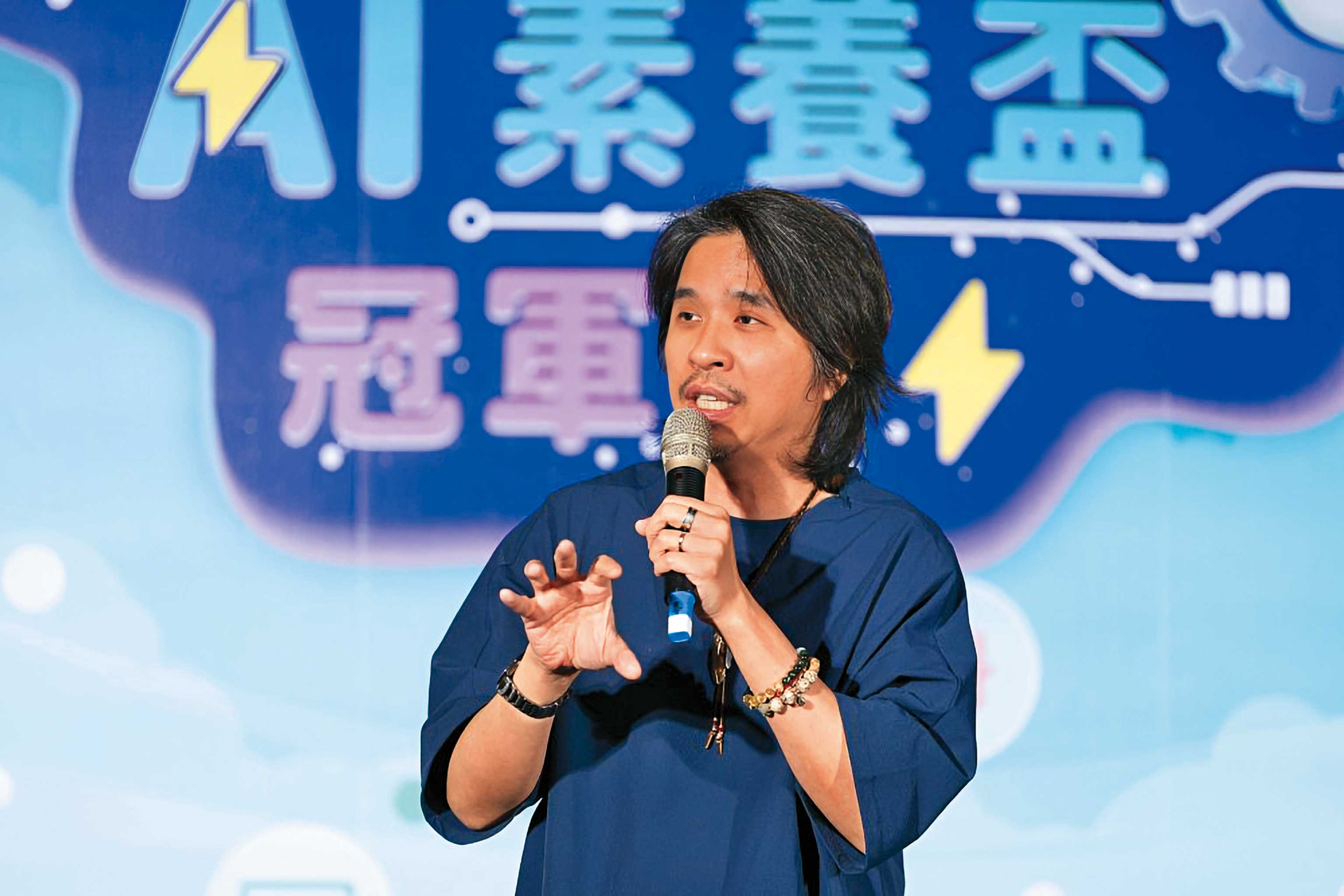 教育部次長葉丙成日前才因捲入性平事件遭調查,如今又遭人投訴未利益迴避、涉嫌圖利。圖為他現身2024「AI素養盃」總決賽頒獎。(AI素養盃主辦單位提供)