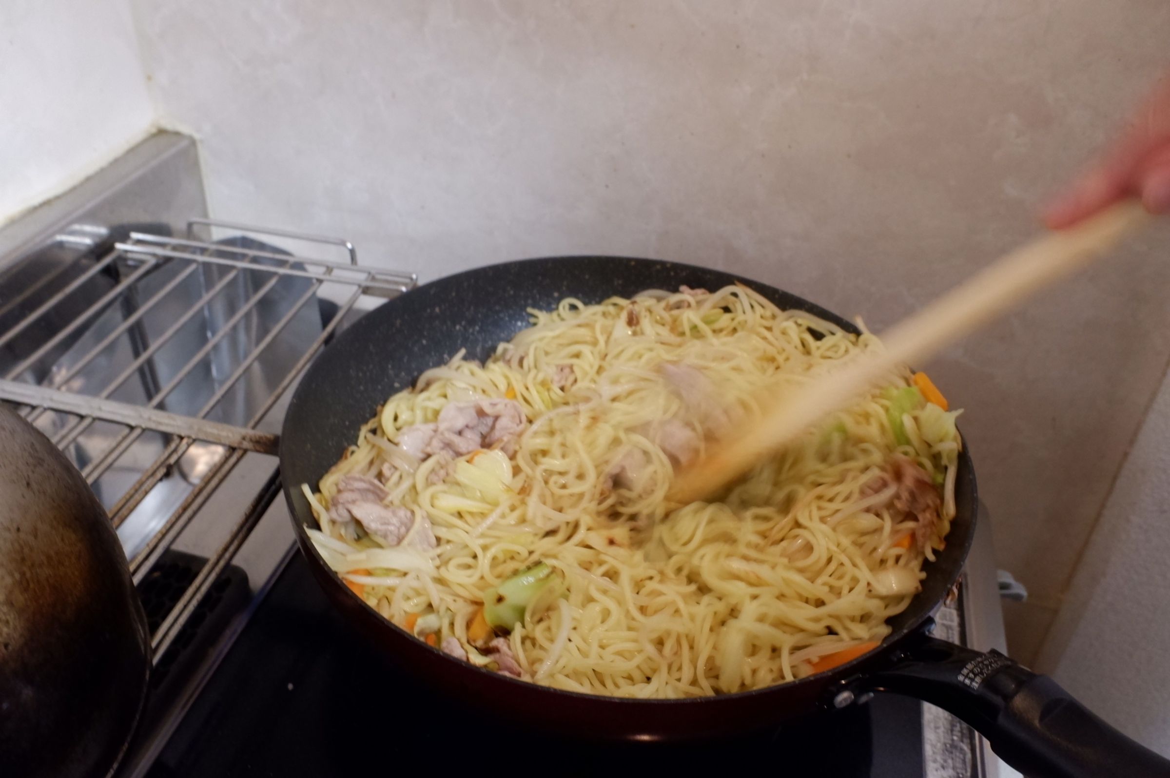人妻抱怨婆婆竟然撿別人掉在路上的菜煮麵給員工吃。(示意圖,photoAC)