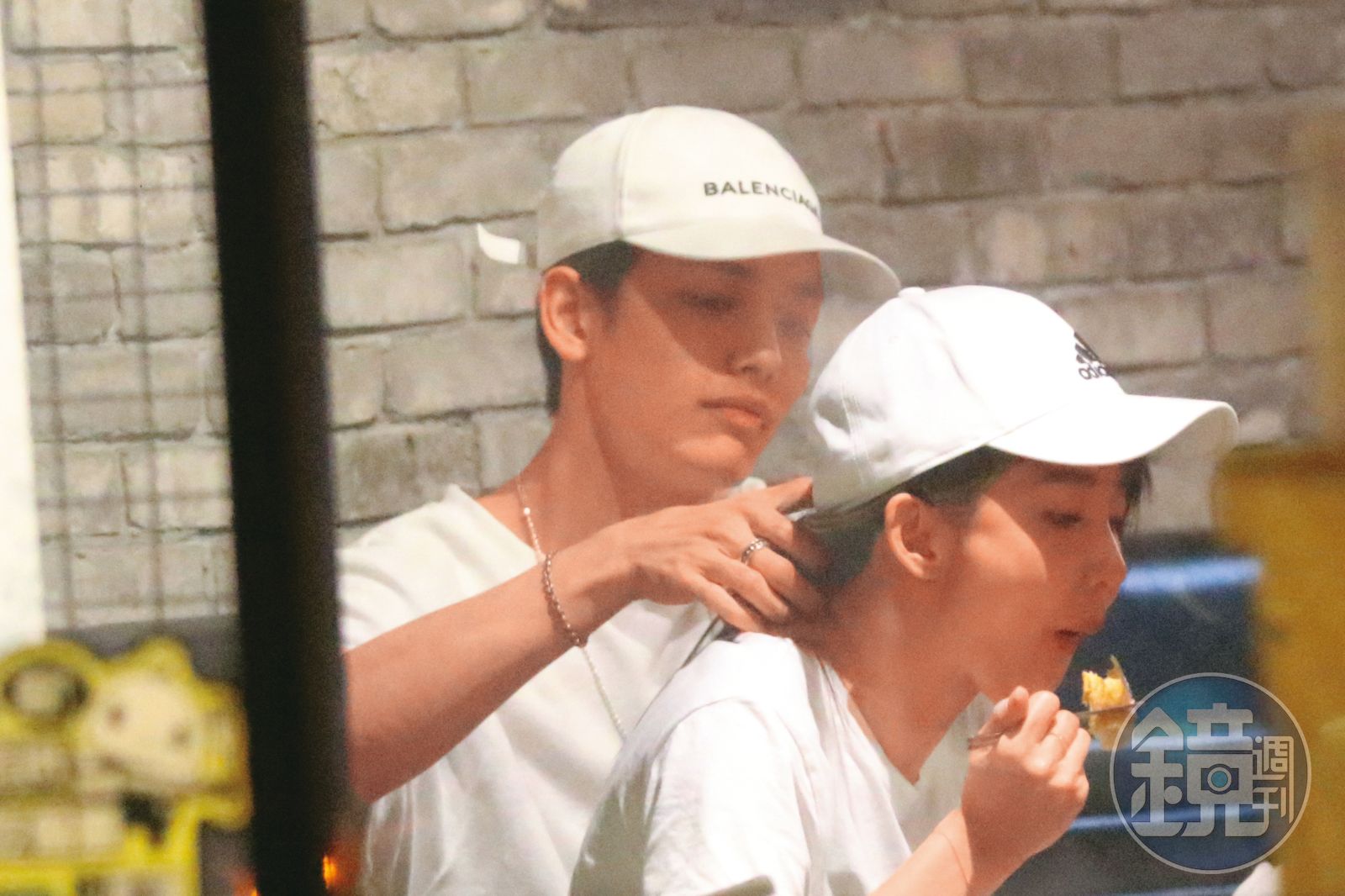 本刊曾經拍到以綸（左）與郭書瑤（右）交往時的親暱照片，以綸後來則跟蔡瑞雪交往