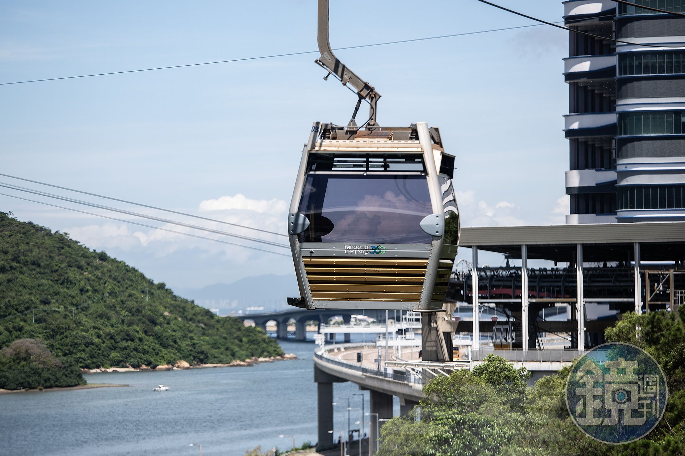 金色車體的「水晶車廂」,使用透明車底,能感受山海美景從腳下掠過的震撼。