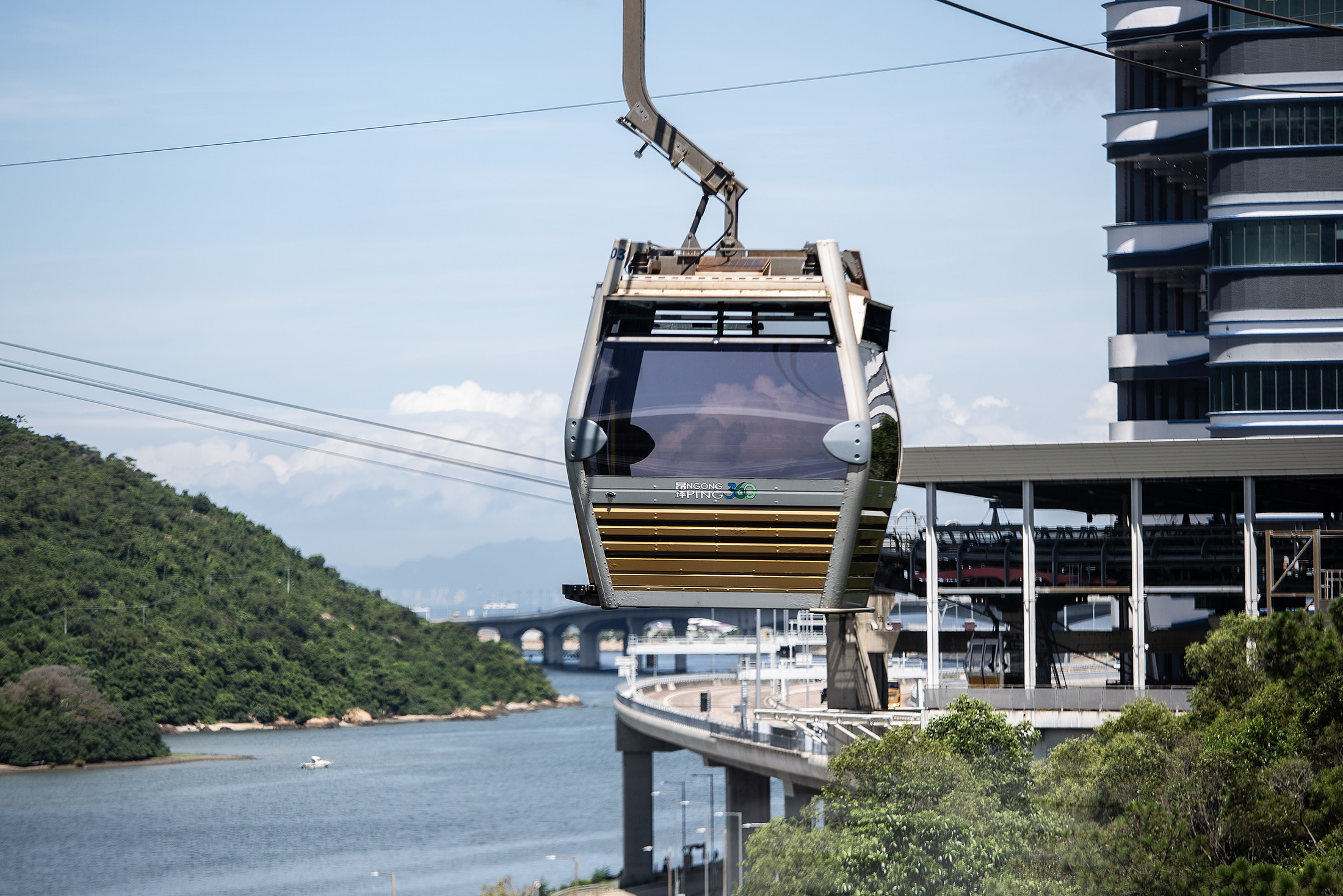 金色車體的「水晶車廂」，使用透明車底，能感受山海美景從腳下掠過的震撼。